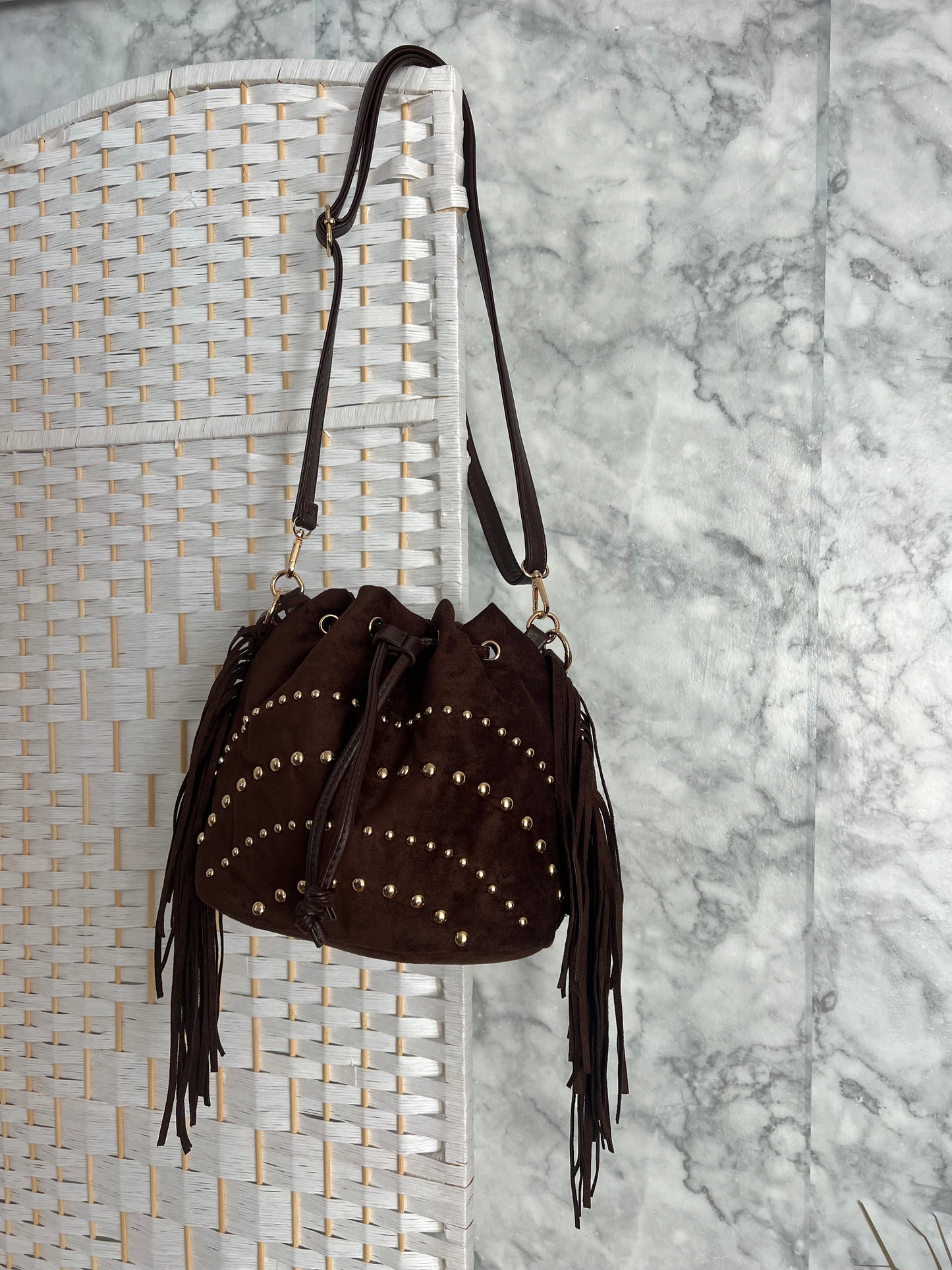 Bombonera tachuela y flecos marrón chocolate