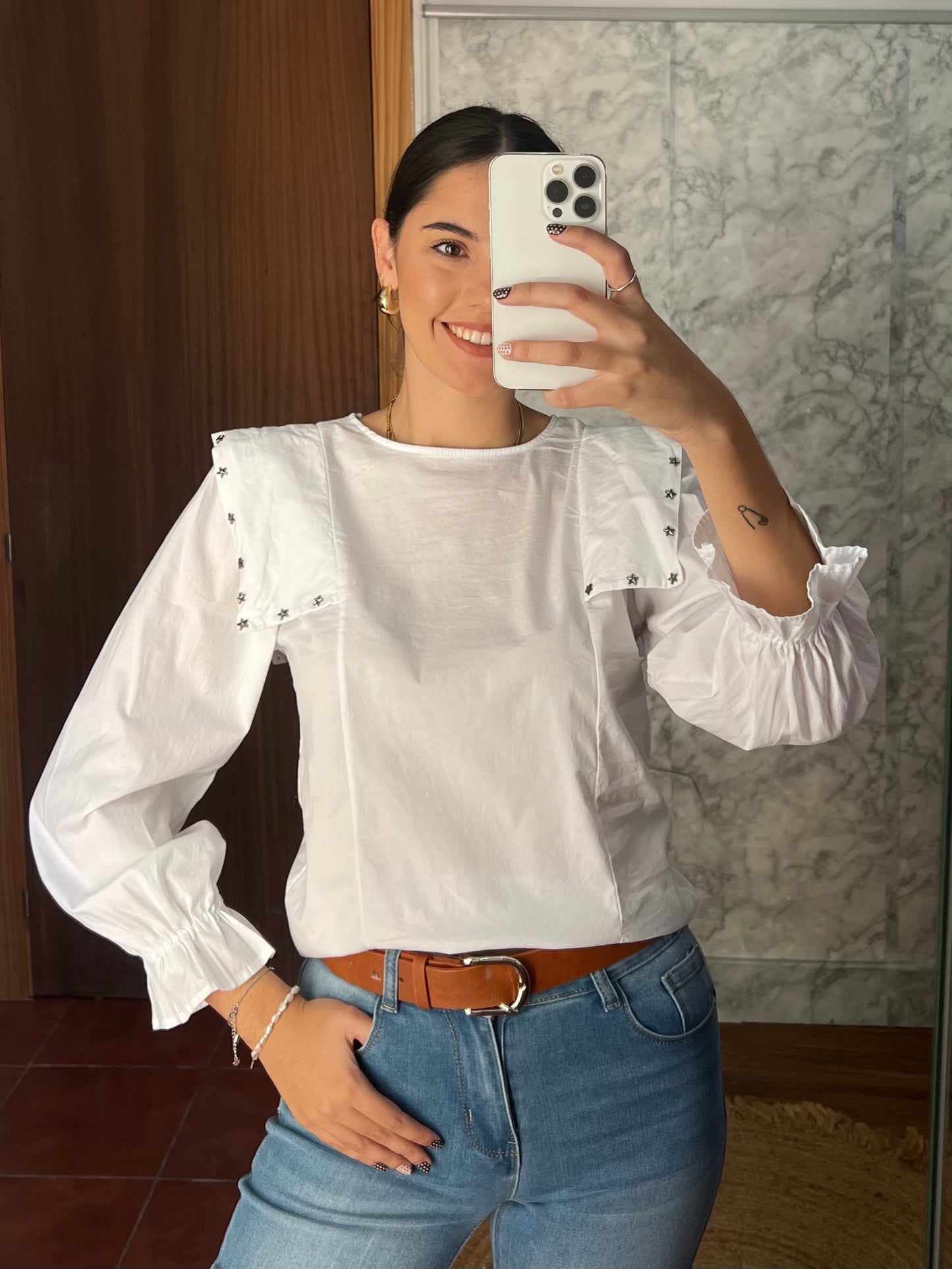 Blusa estructura tachuela estrella