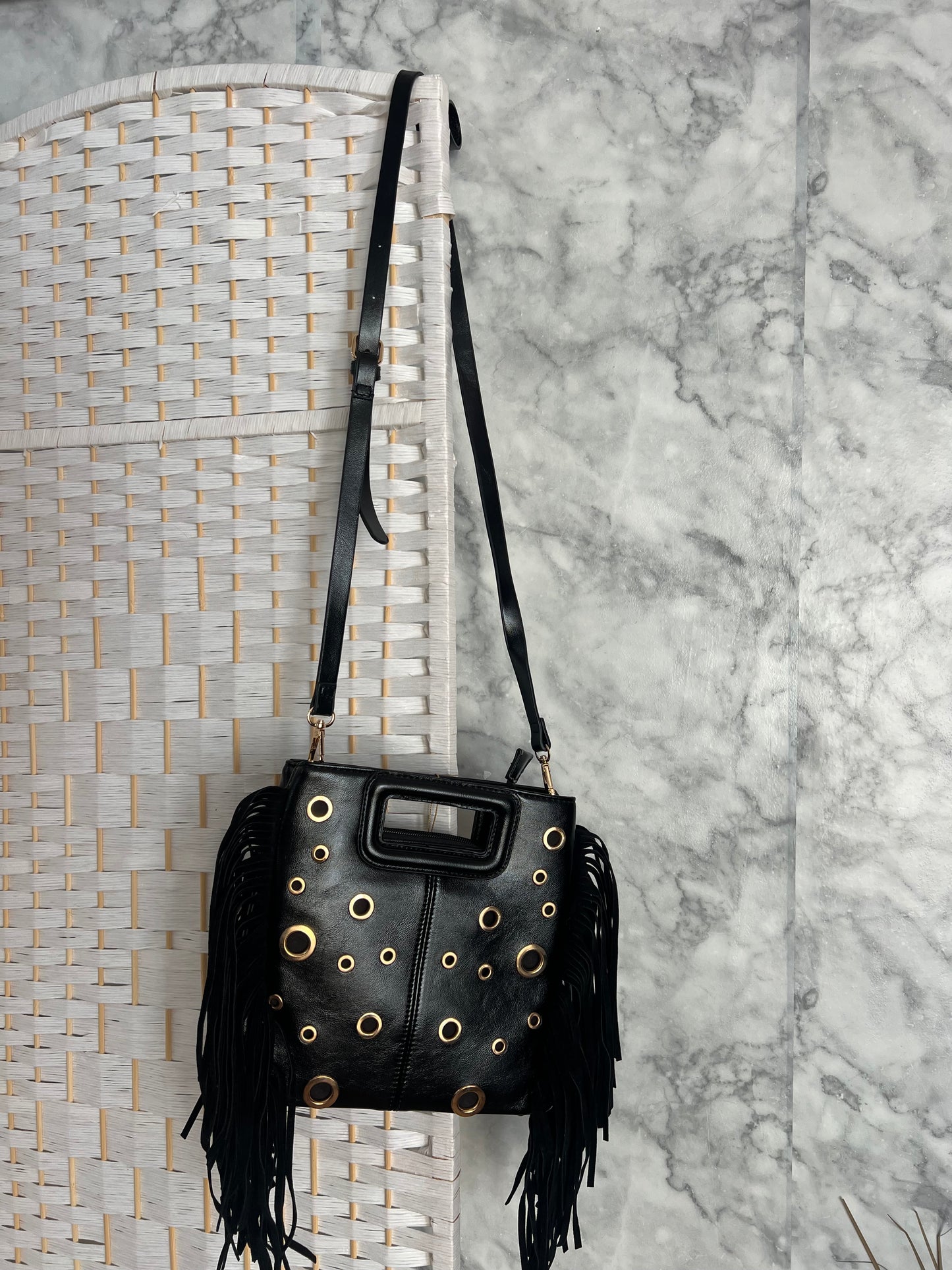 Bolso flecos y tachuelas negro
