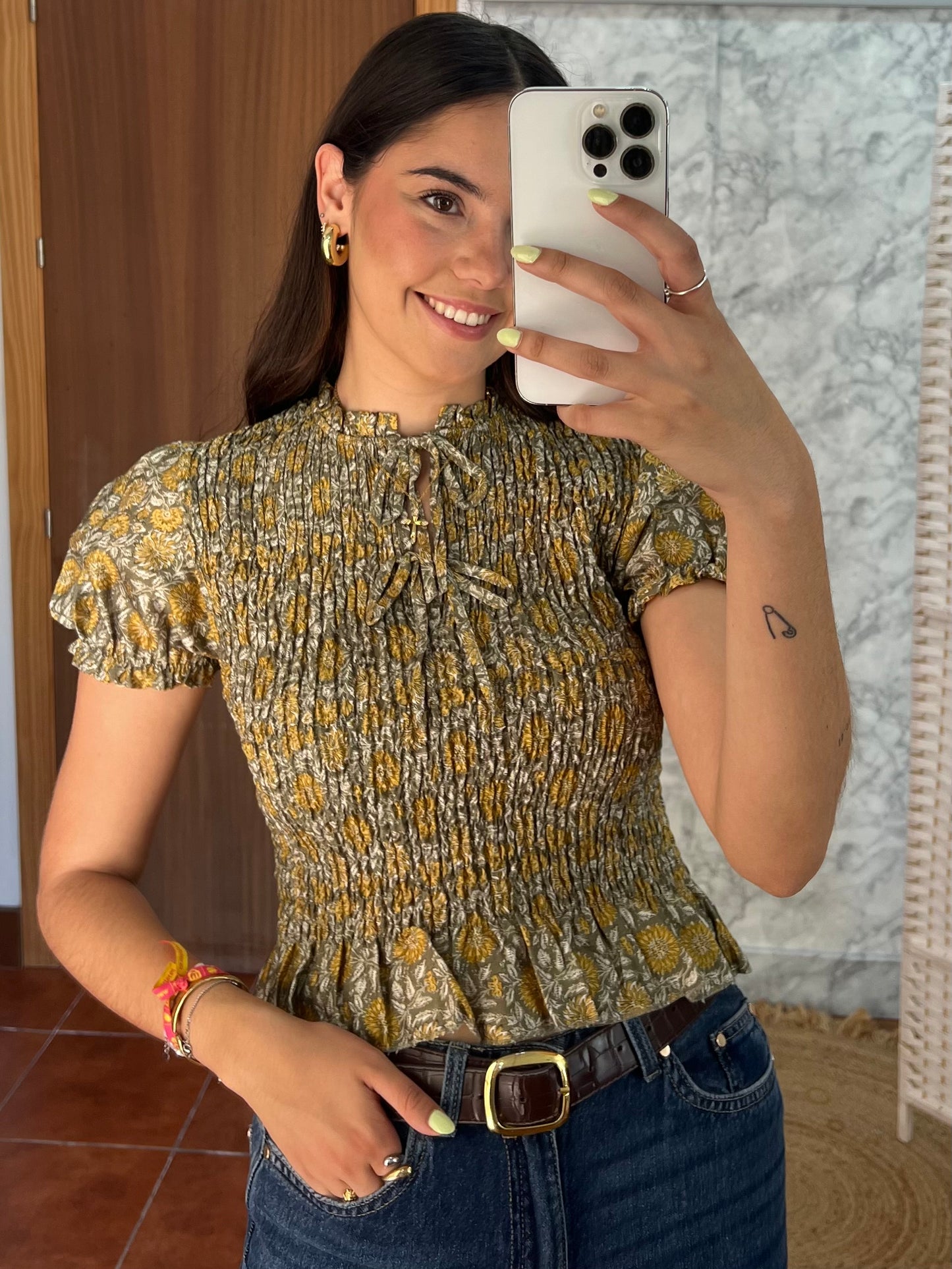 Blusa panel de abeja manga abullonada estampada
