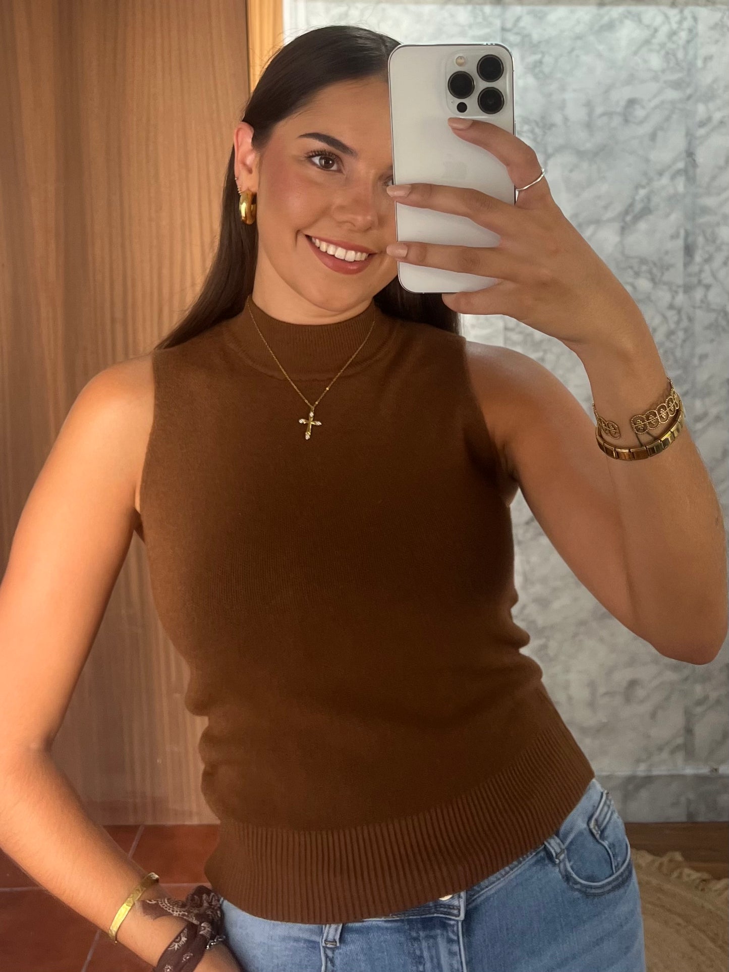 Top punto cuello perkins marrón