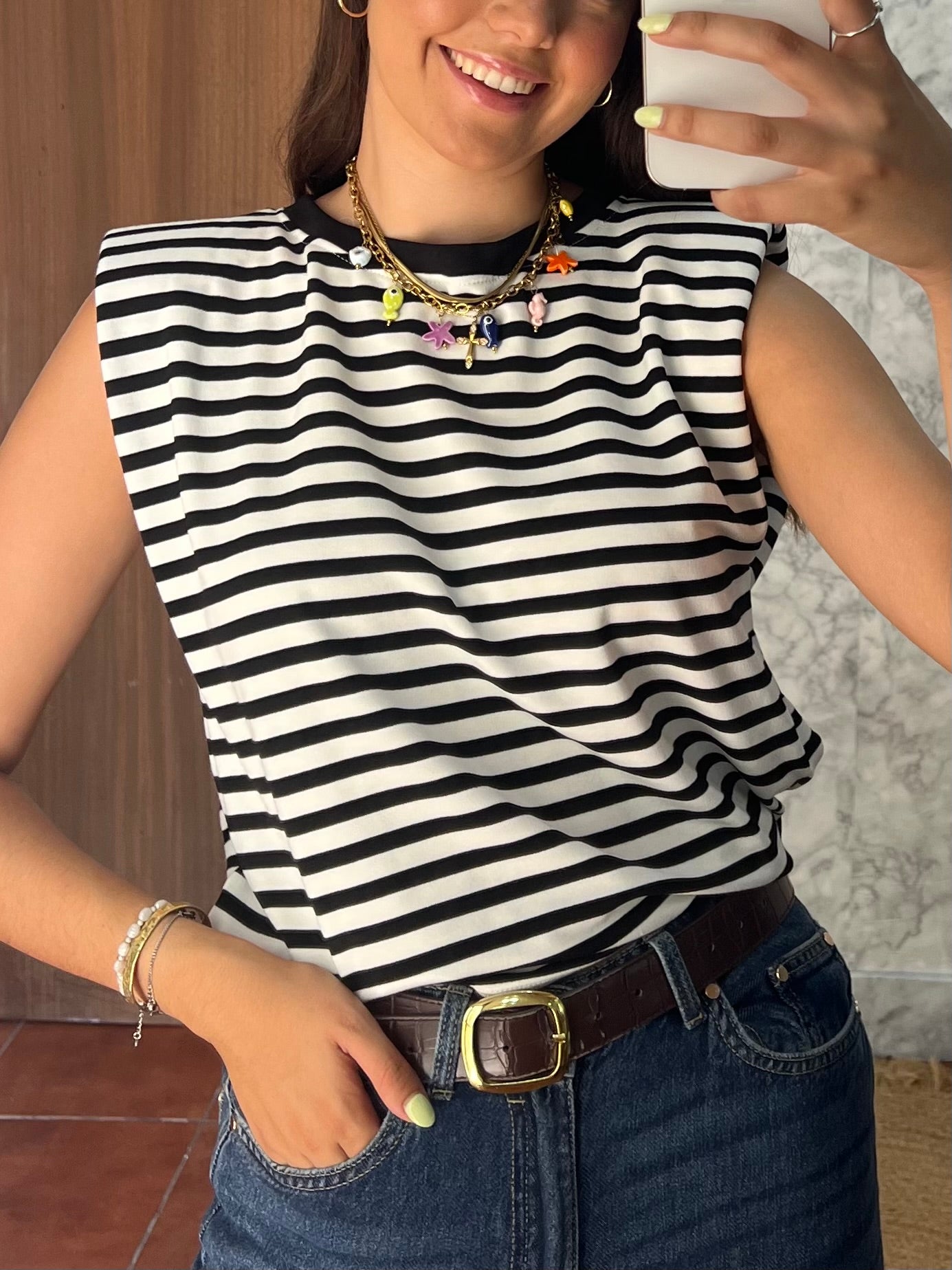 Camiseta hombrera rayas blanco-negro