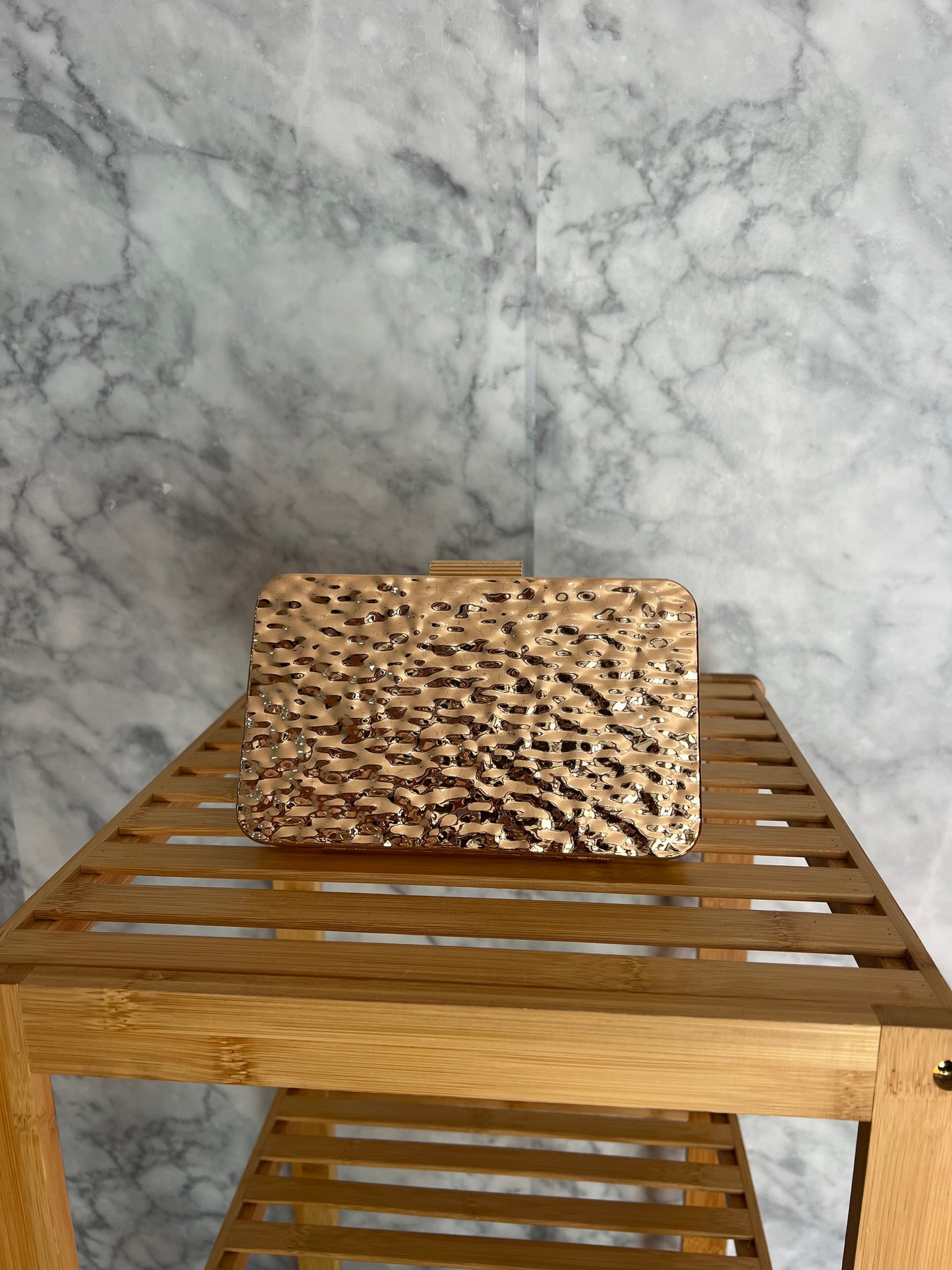 Cartera rígida dorada