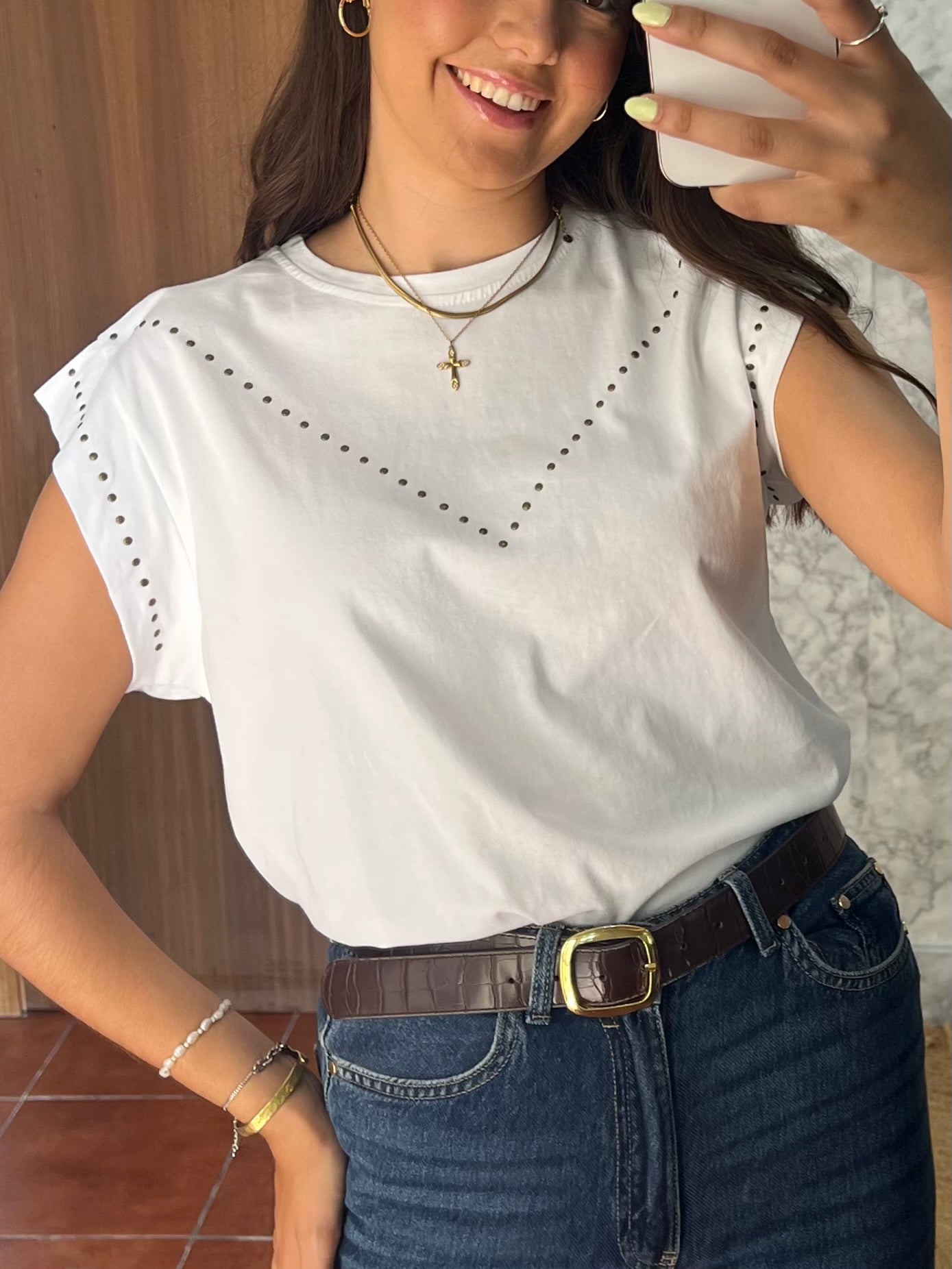 Camiseta basic tachuelas blanca