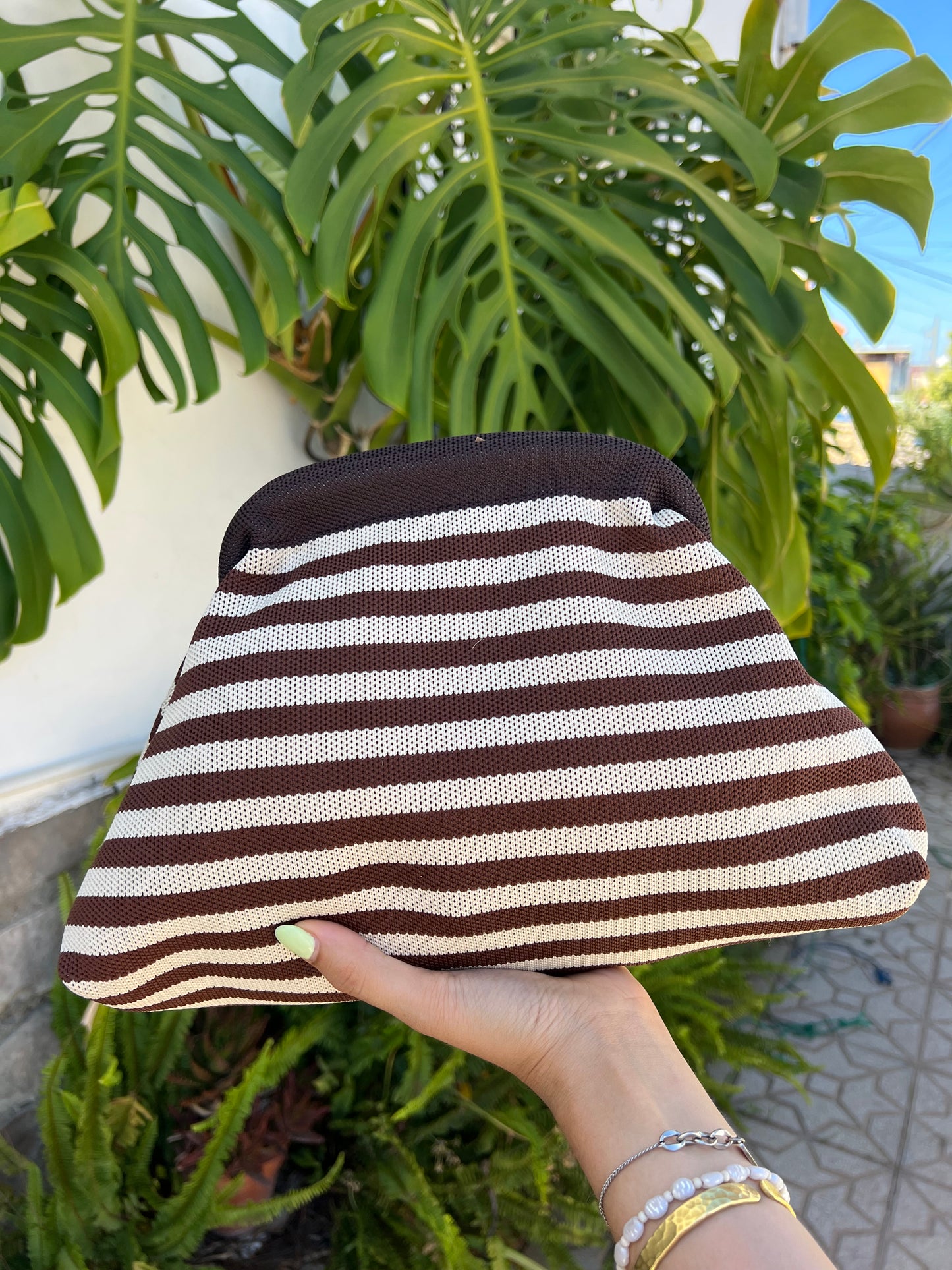Bolso de mano clutch estampado rayas