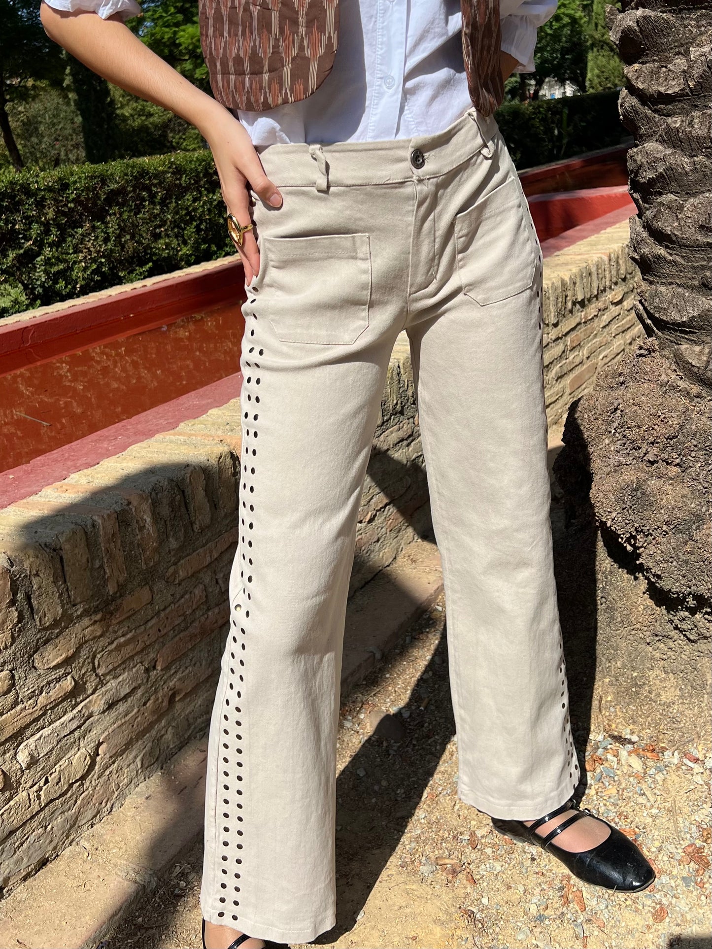 Pantalón tachuelas bolsillo delantero