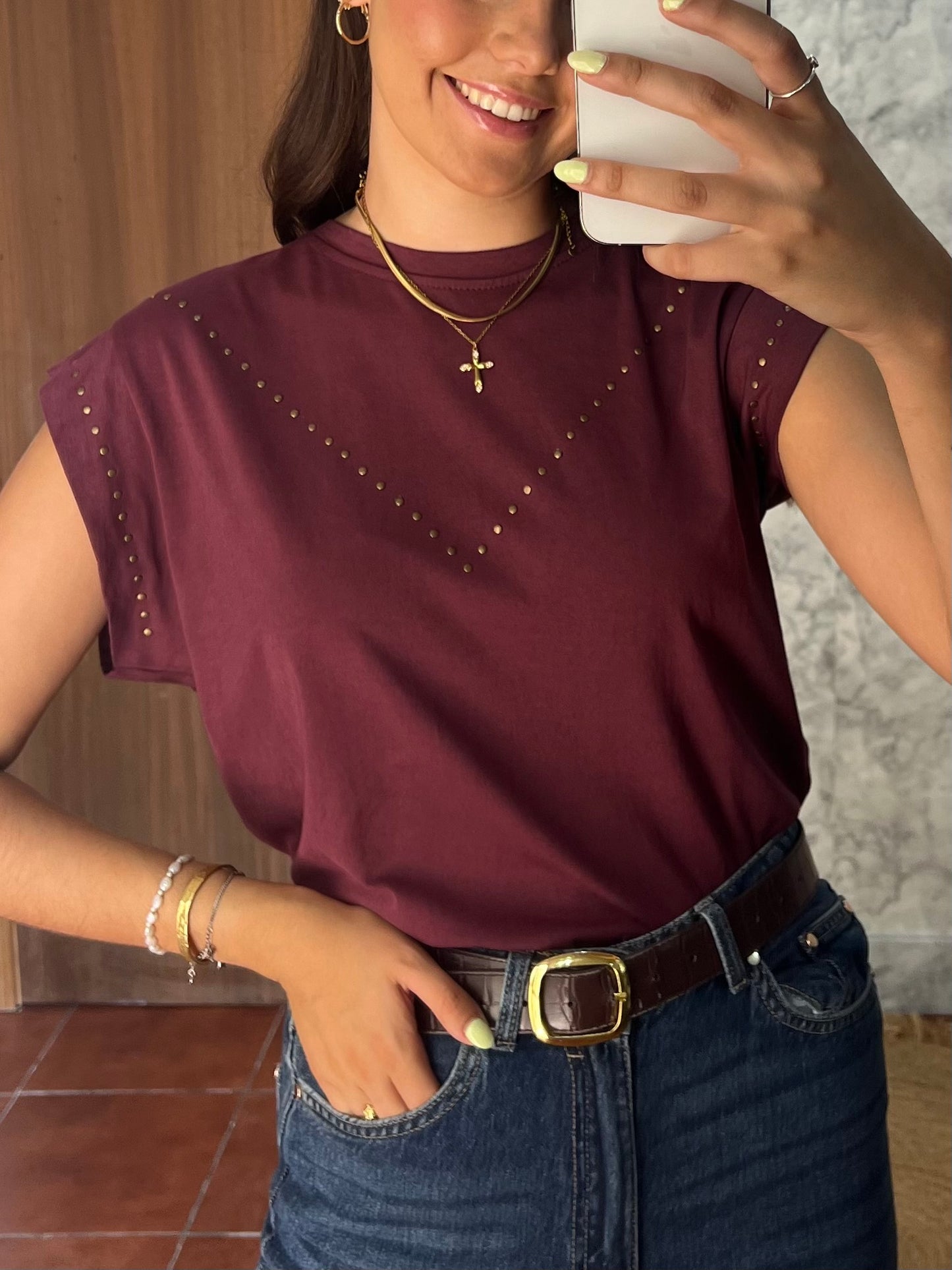 Camiseta basic tachuelas berenjena