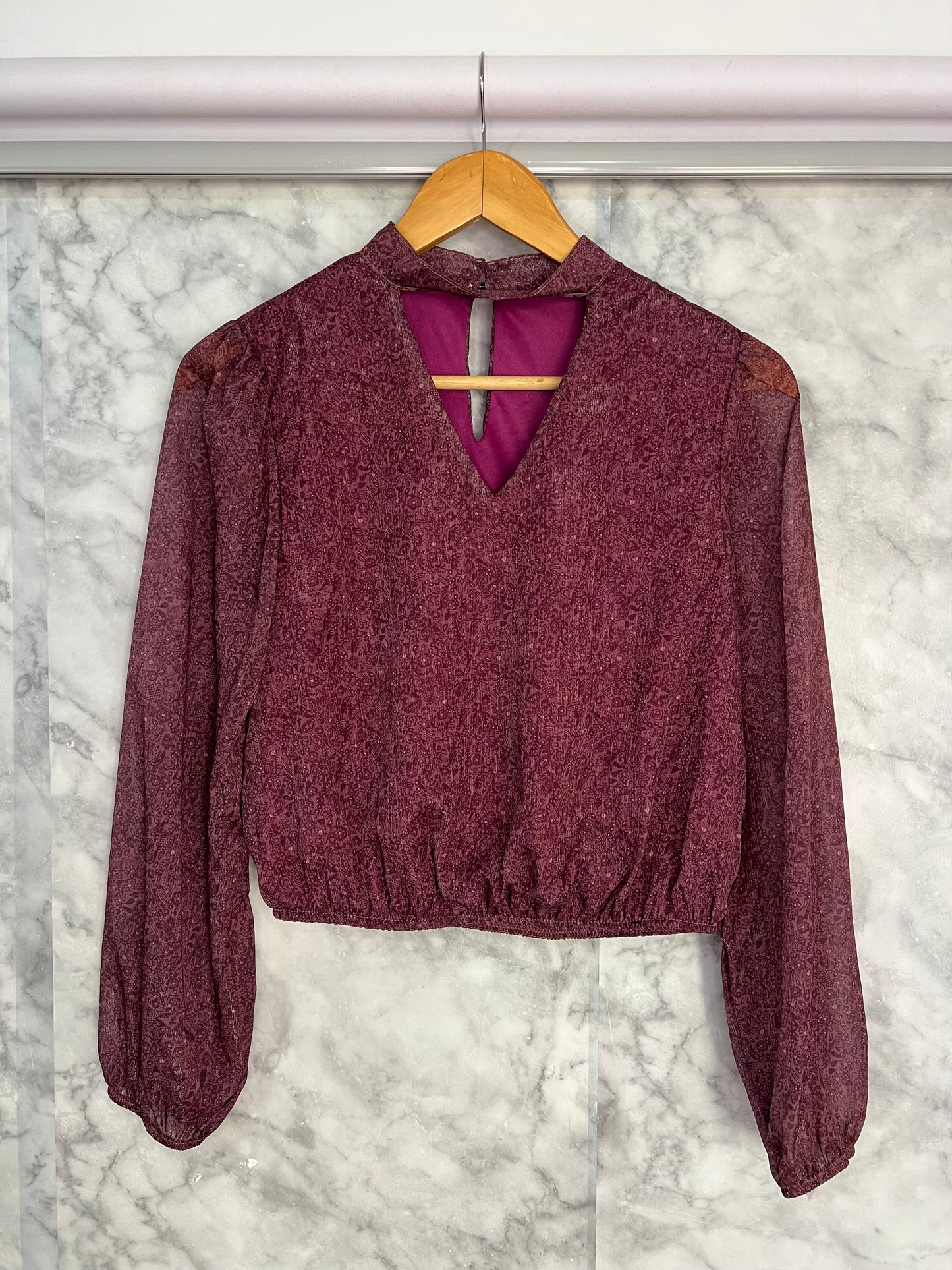 Blusa escote cut out estampada