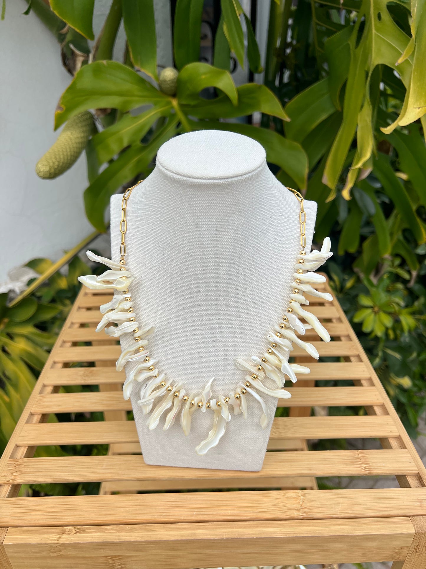 Collar plumas nácar