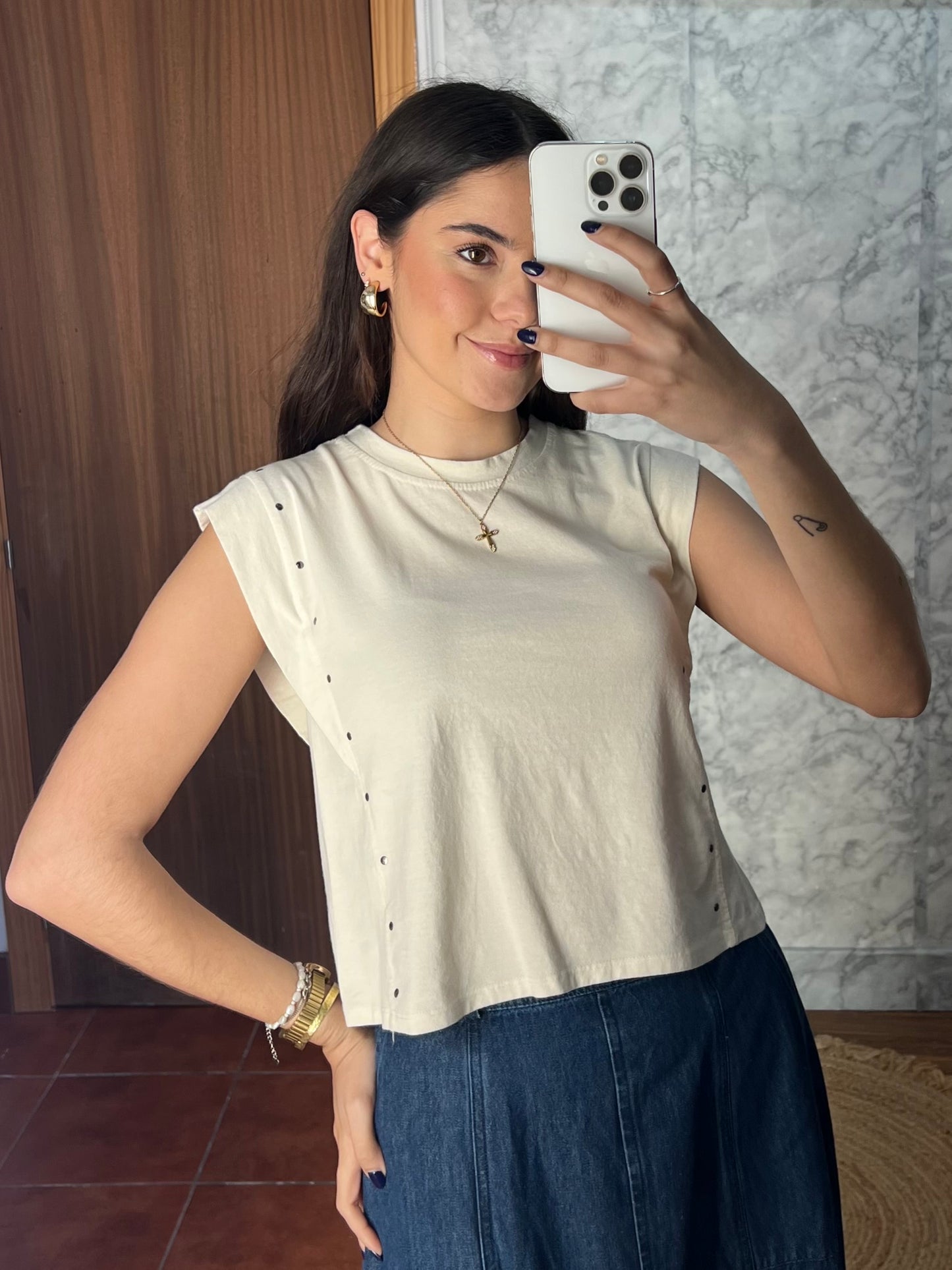 Camiseta volante tachuela beige