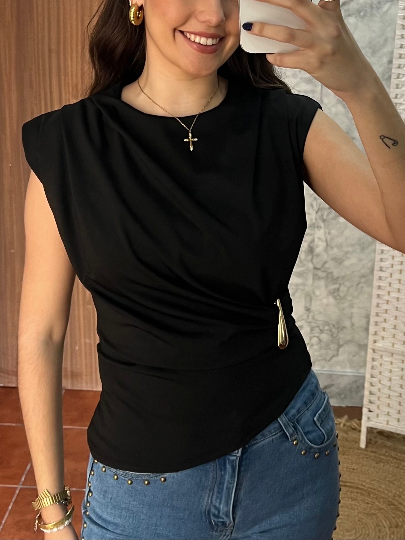 Top licra detalle oro negro
