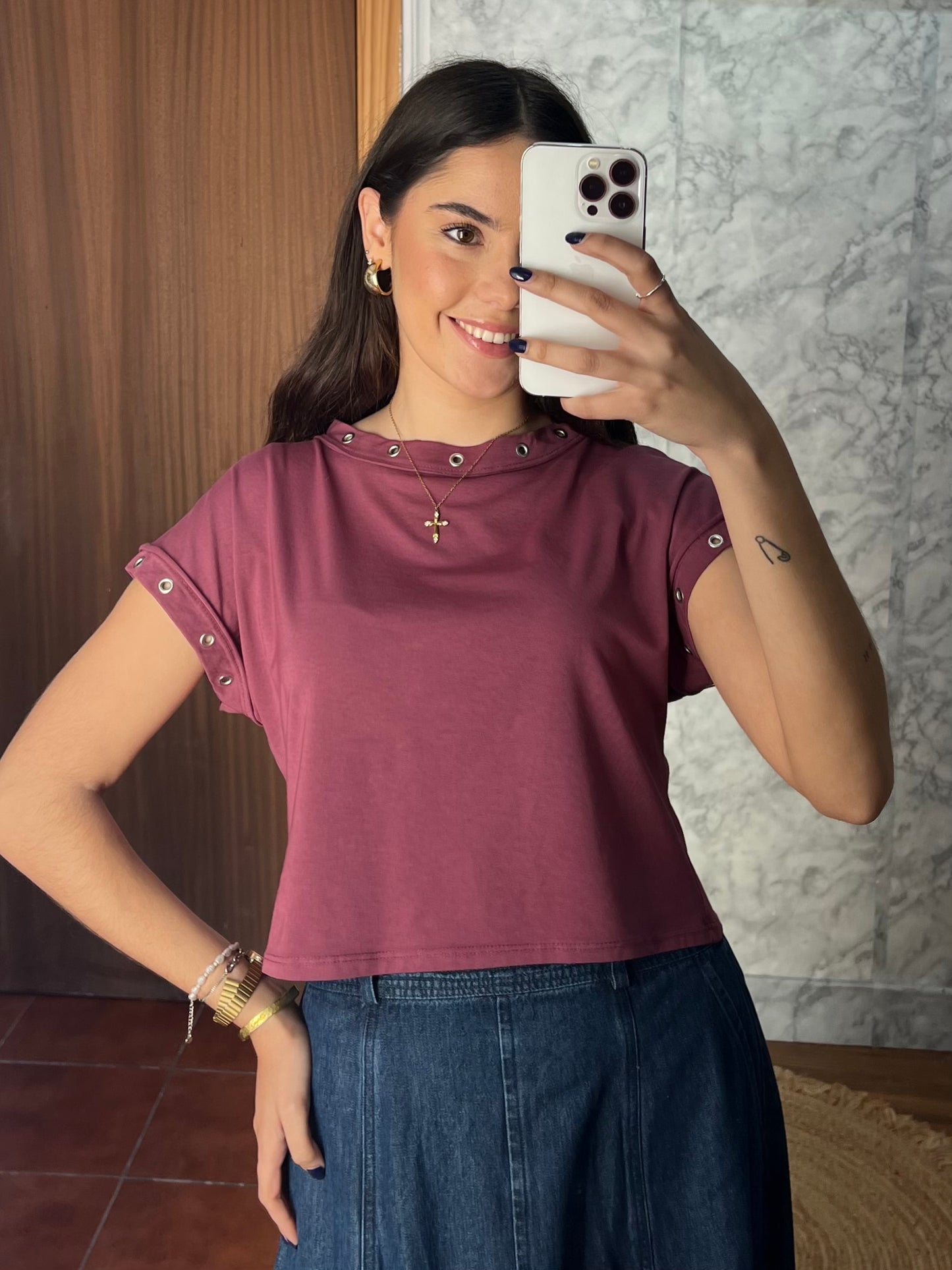 Camiseta cuello tachuelas rosa