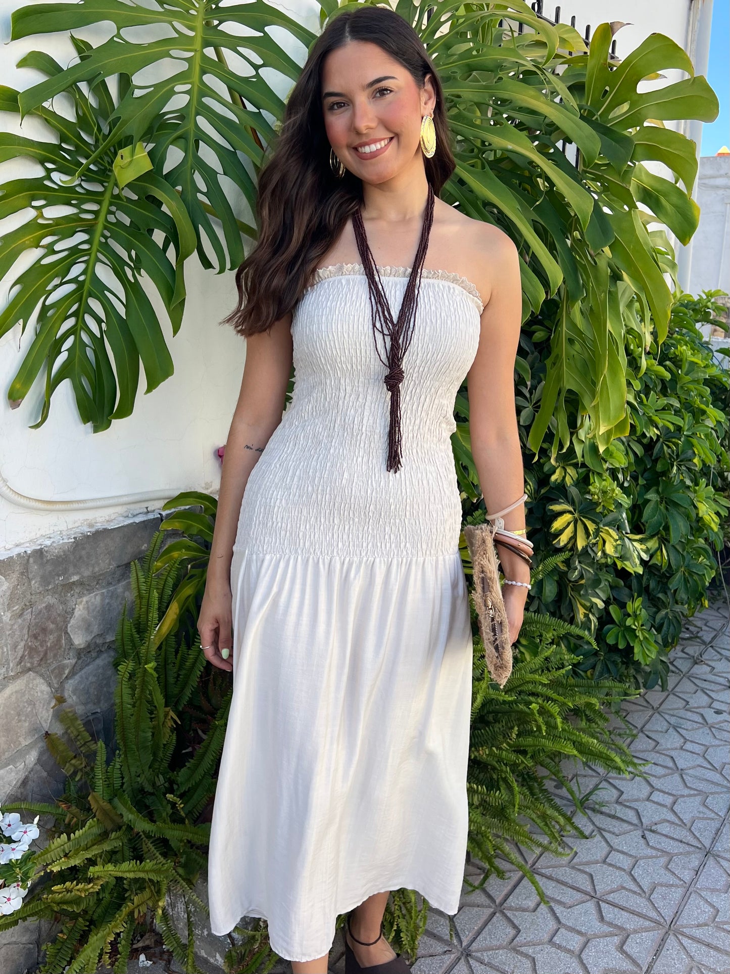 Vestido palabra de honor frunces beige