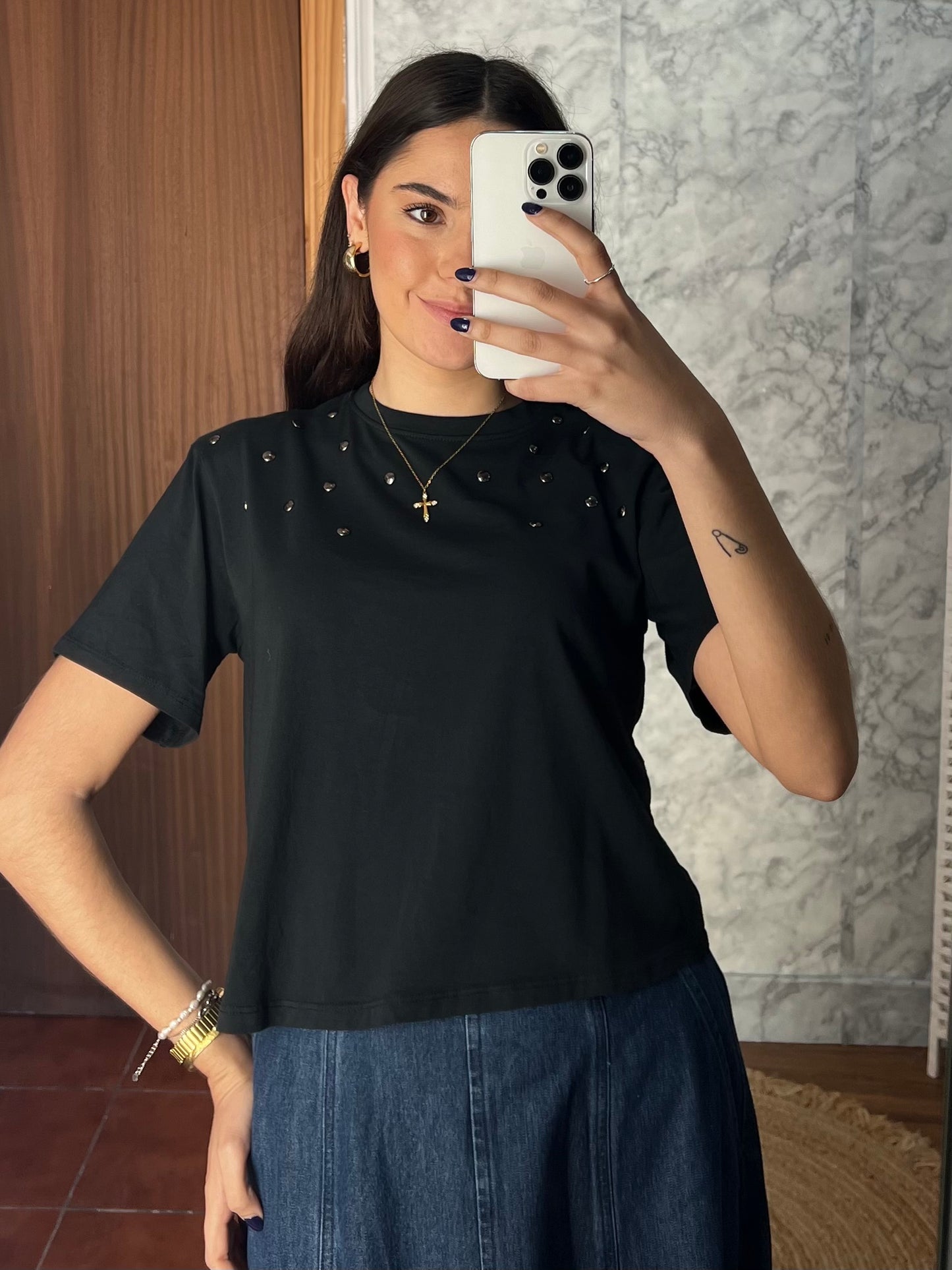 Camiseta hombreras tachuelas negro