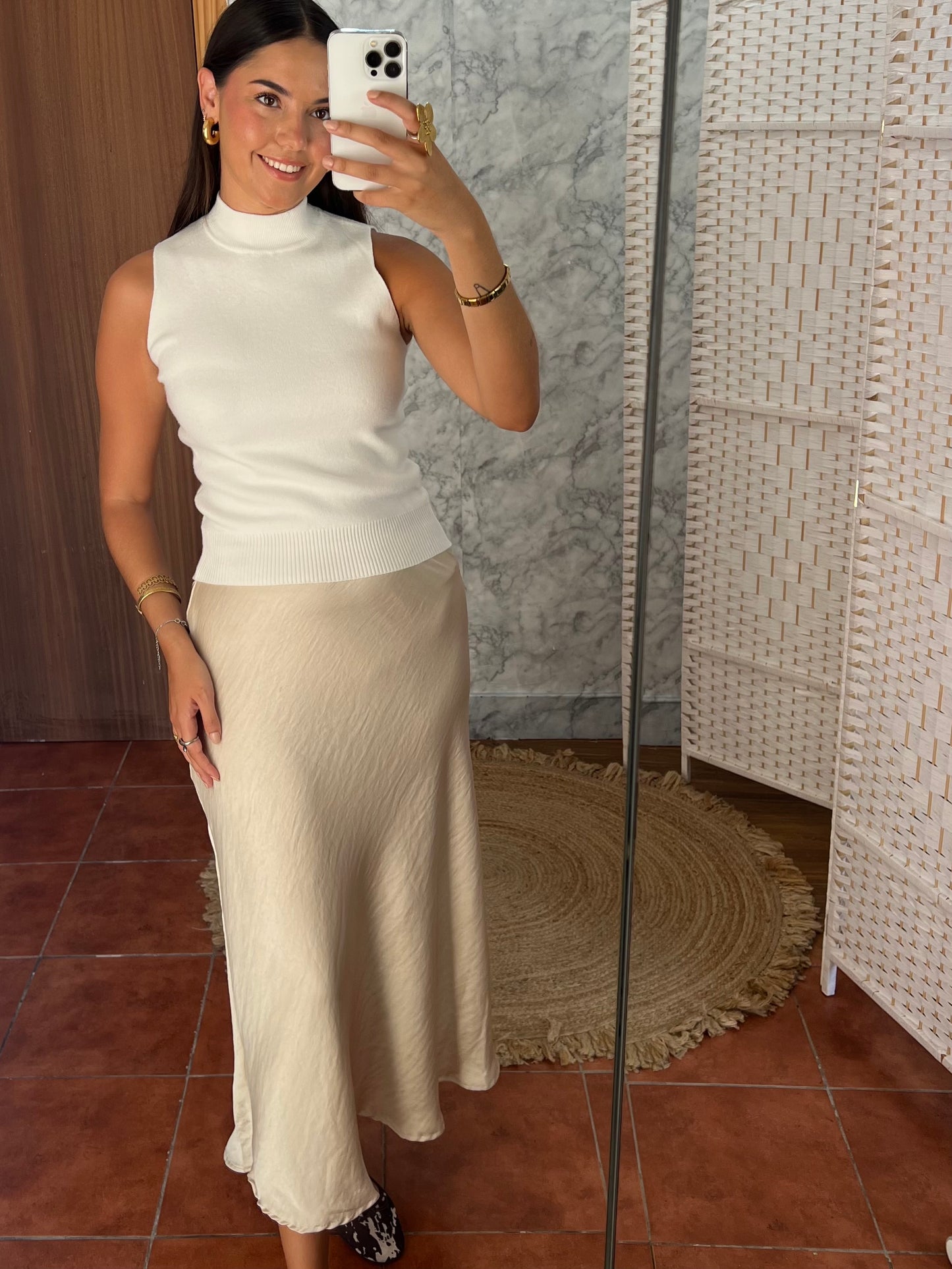 Falda satinada beige