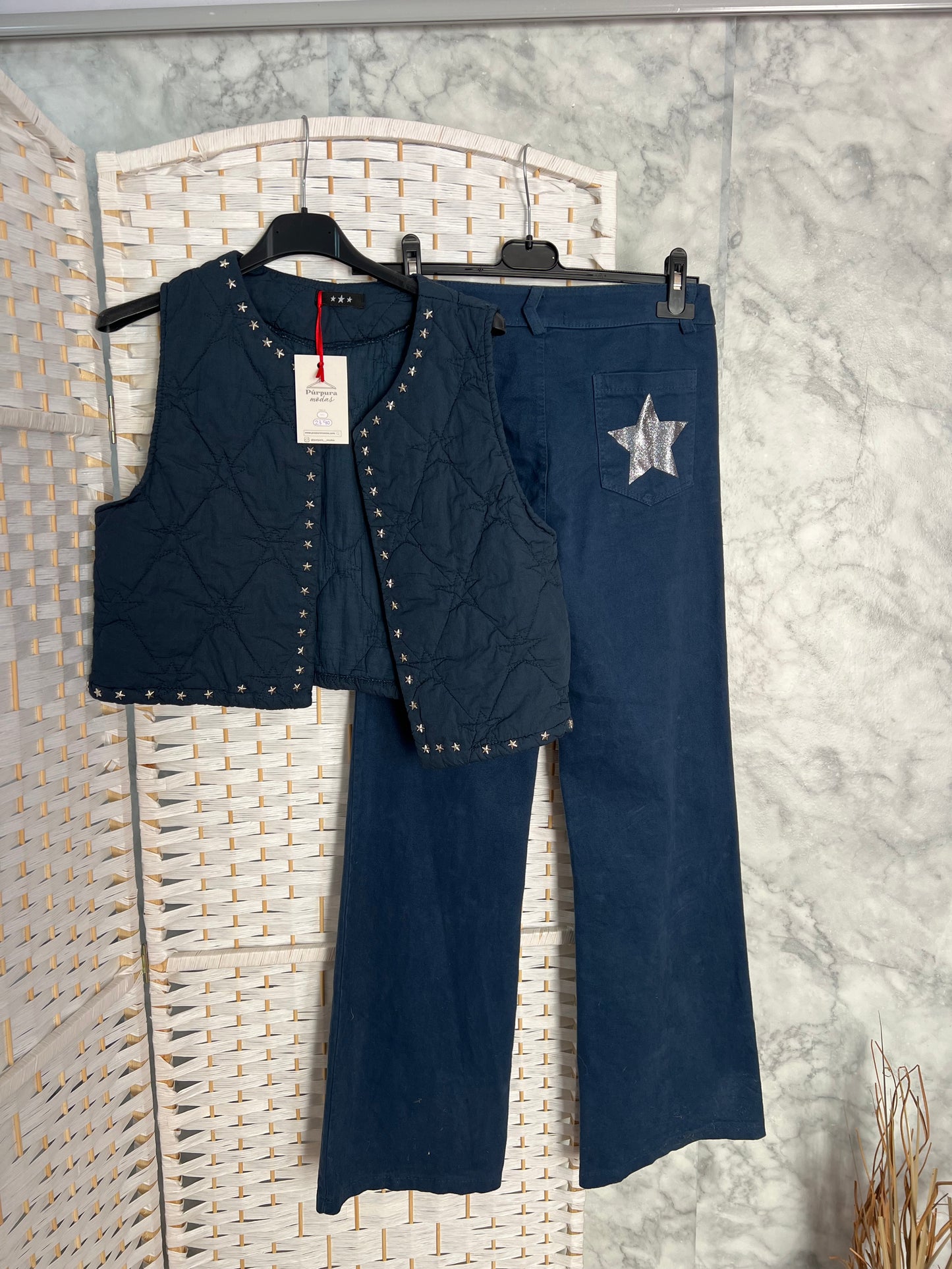 Pantalón recto tachuelas estrella