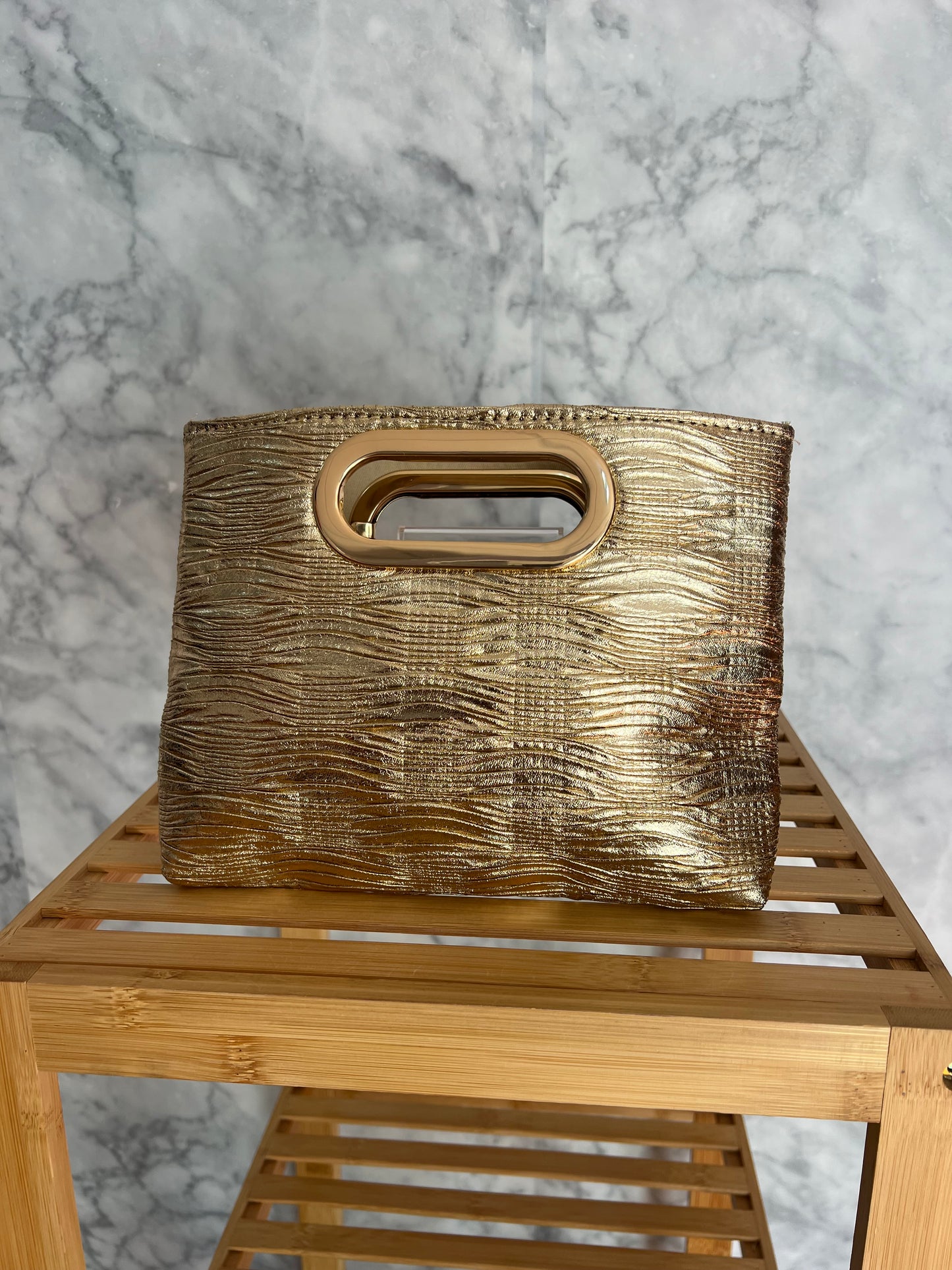 Cartera de mano dorada
