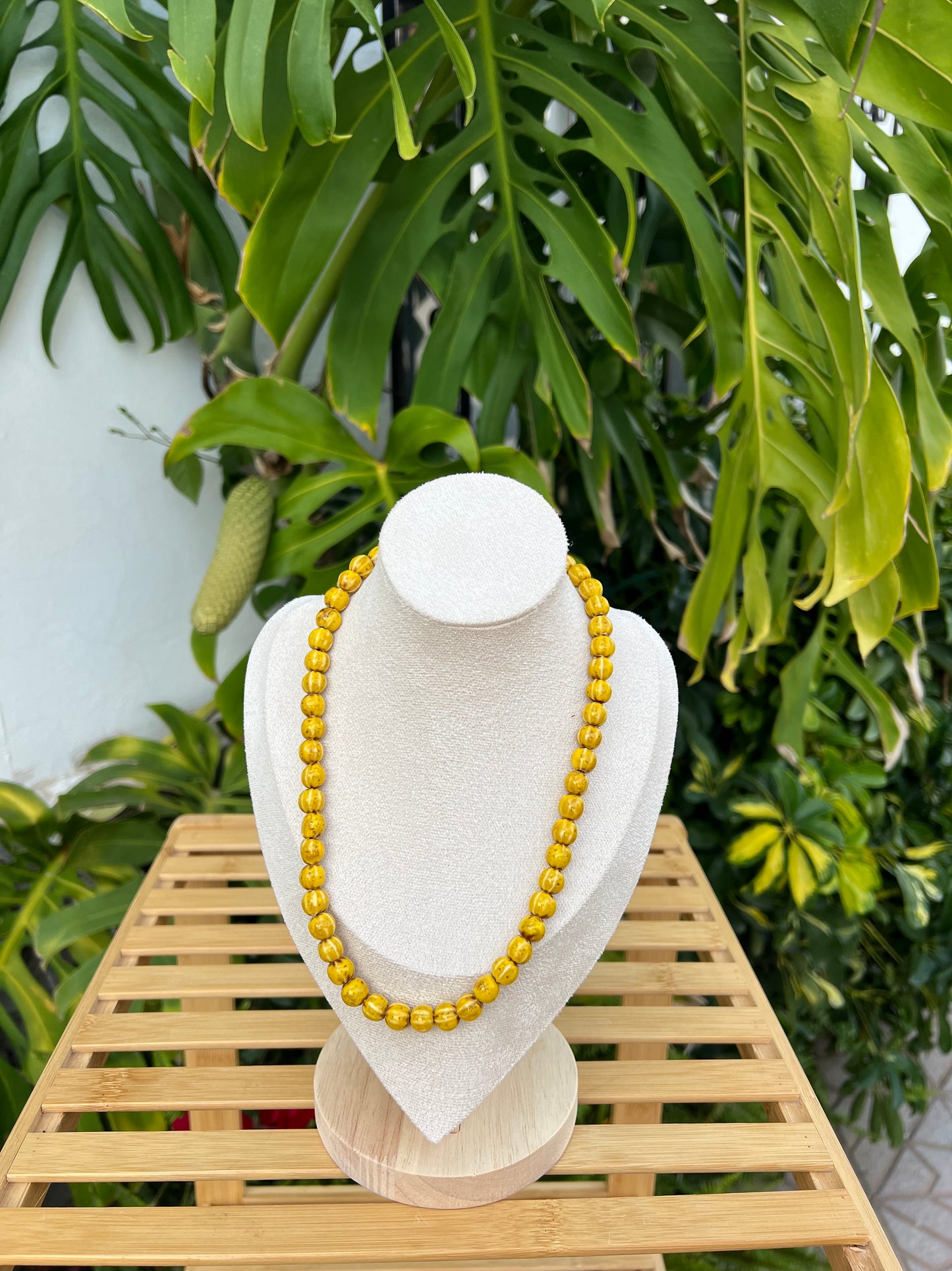 Collar bolas cerámica mostaza
