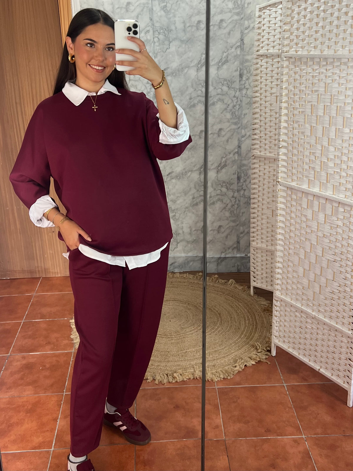 Total look comfy burdeos