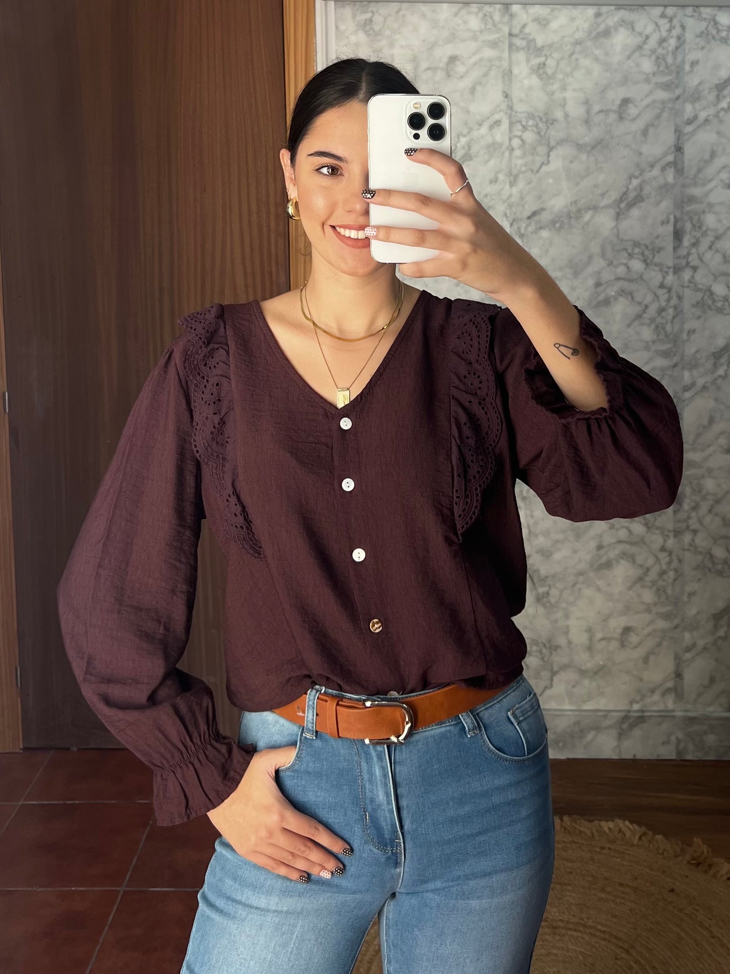 Blusa abotonada detalle de volante trocado