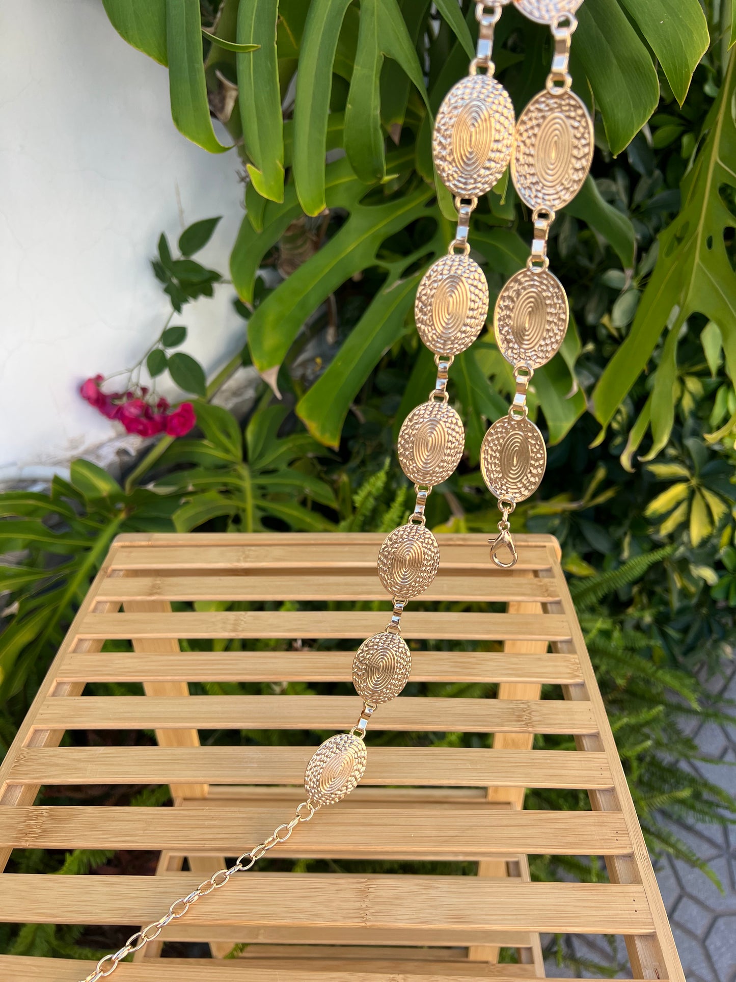 Cinturón ajustable chapas dorado
