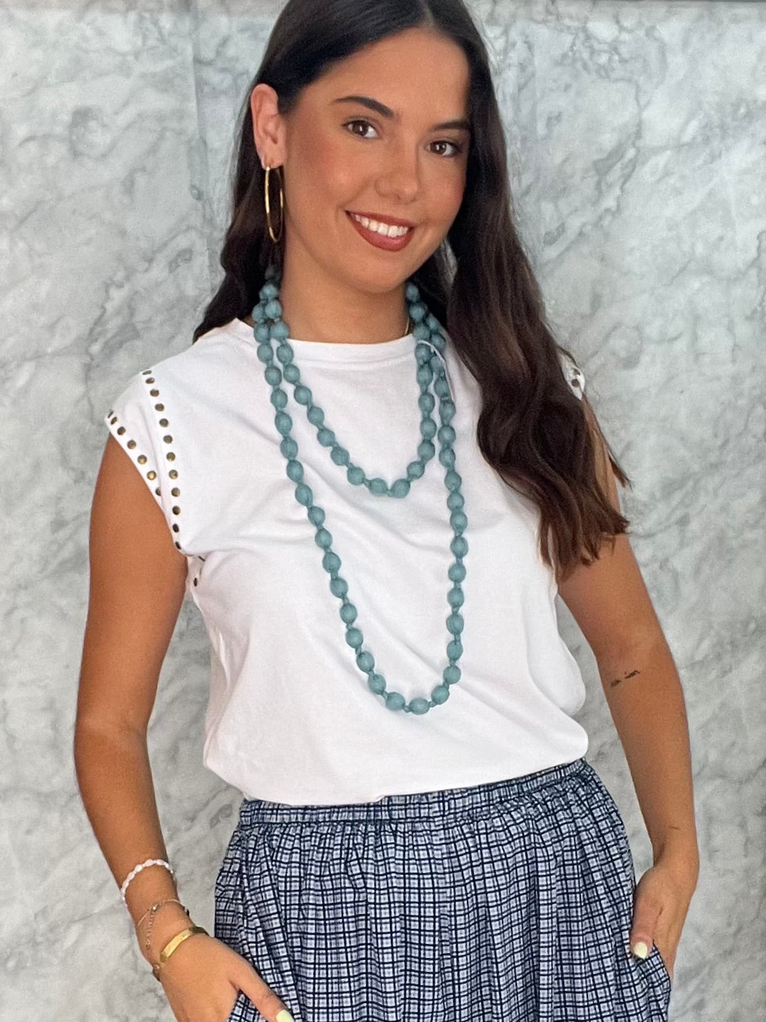 Camiseta blanca tachuelas