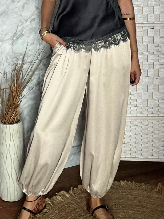 Pantalón bombacho satinado beige