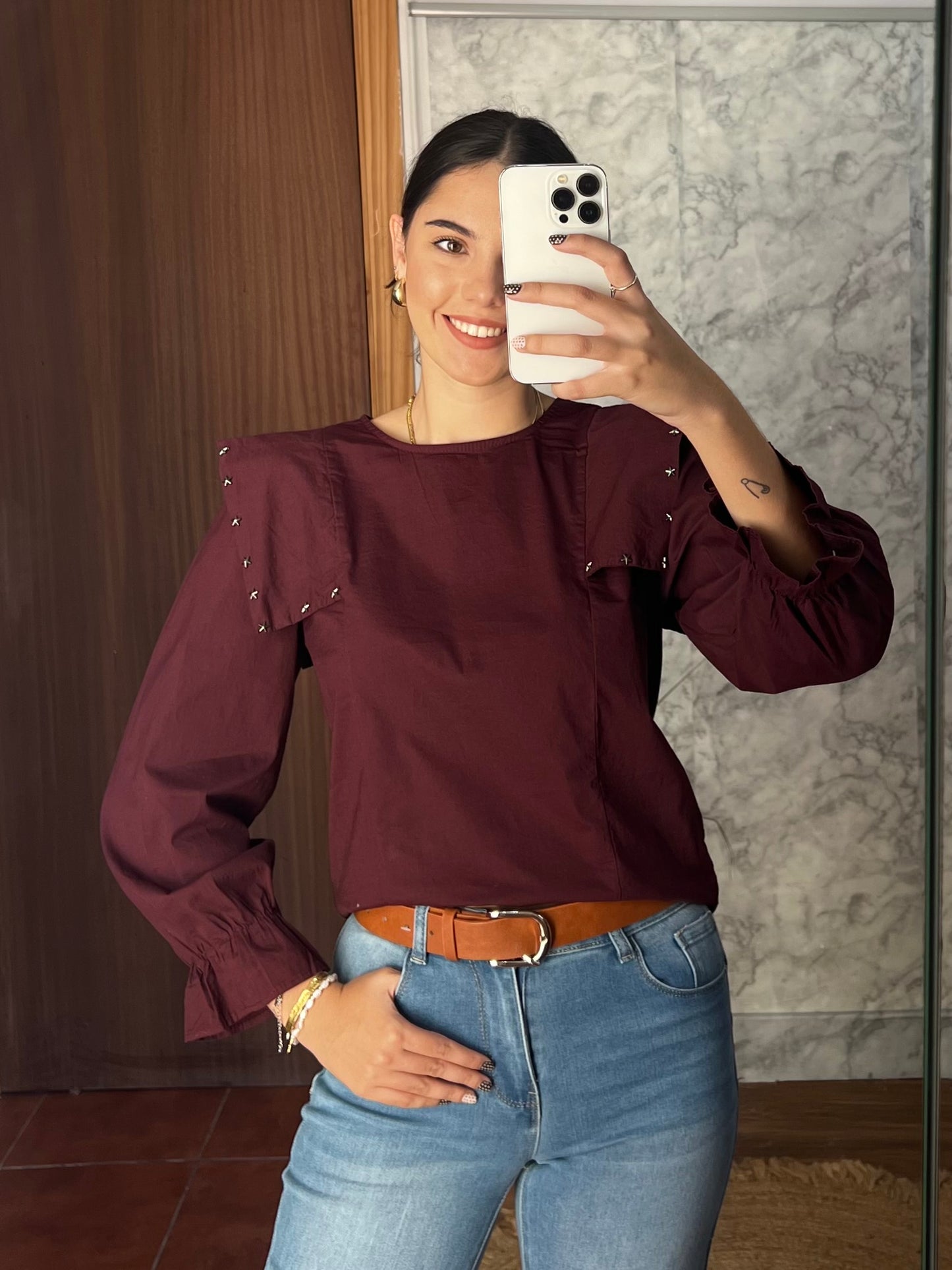 Blusa estructura tachuela estrella