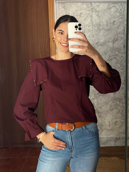 Blusa estructura tachuela estrella