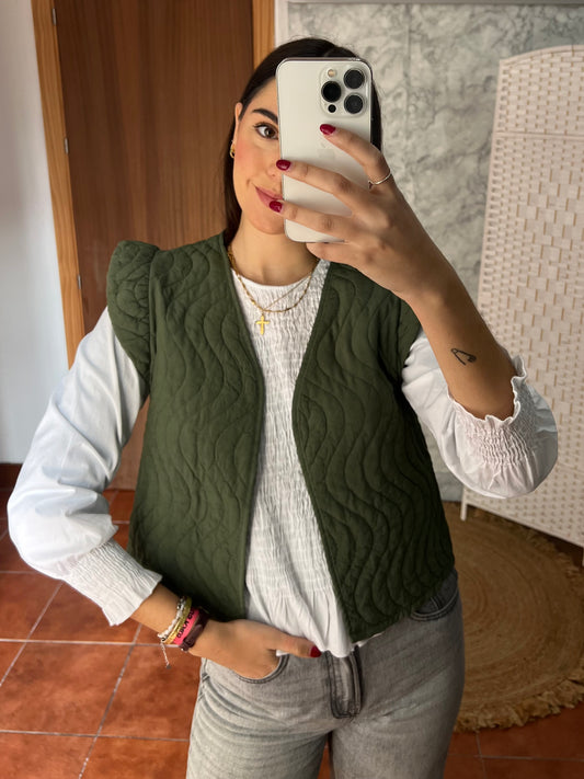 Chaleco acolchado volante verde