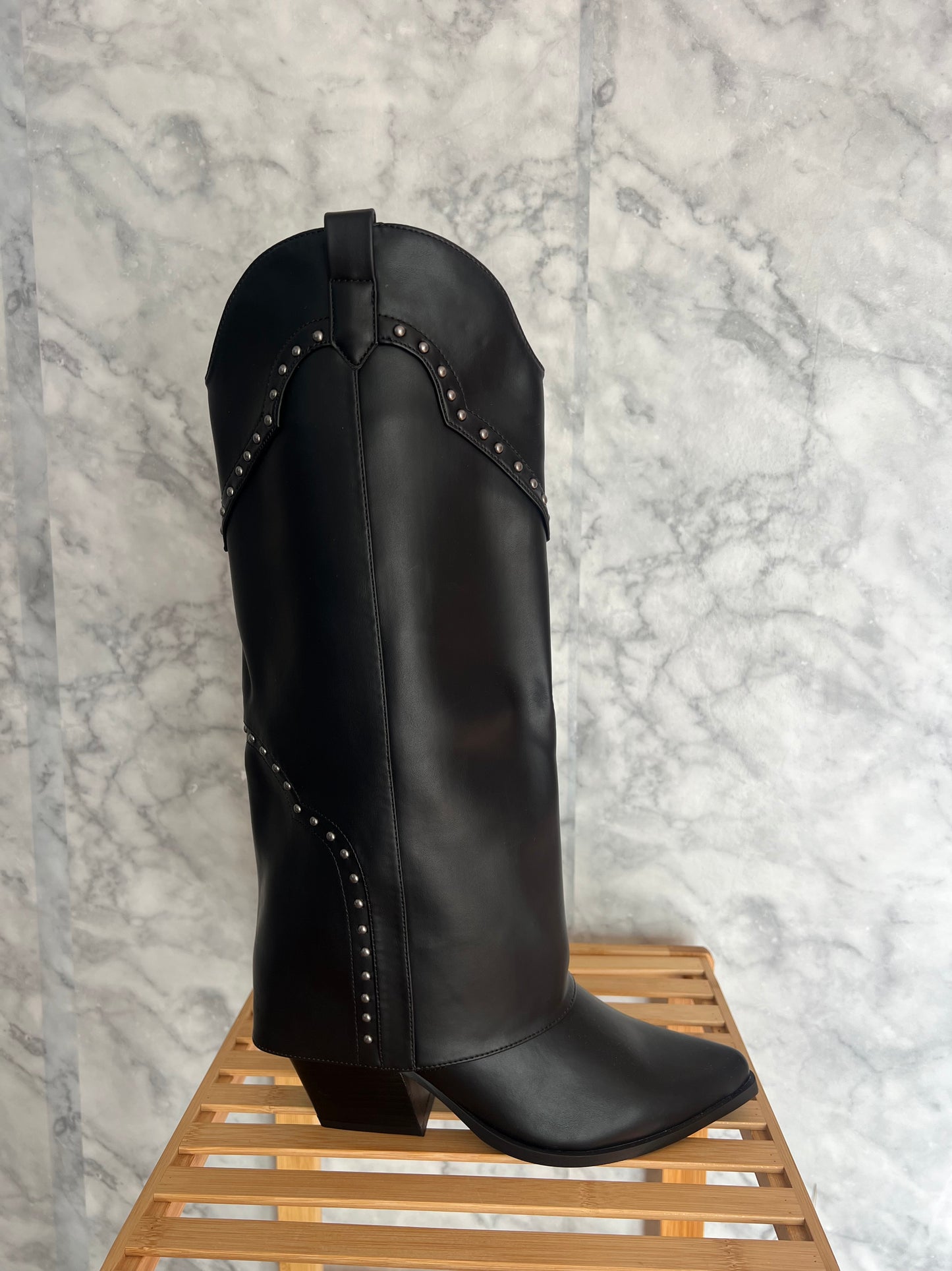 Bota alta tacón polipiel forro tachuelas