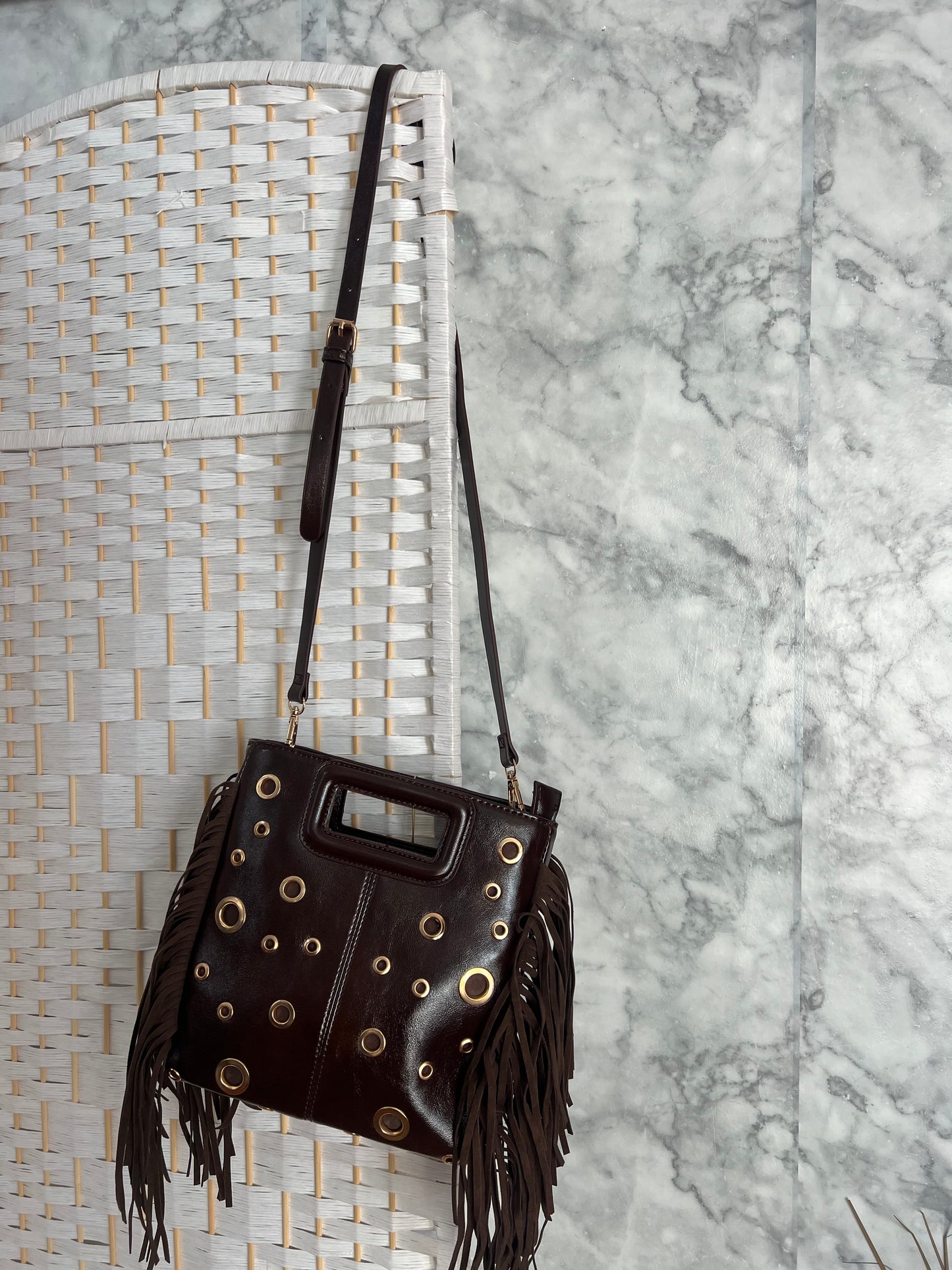 Bolso flecos y tachuelas marrón chocolate
