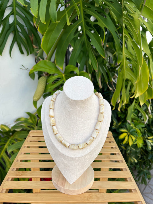 Collar macarrón beige