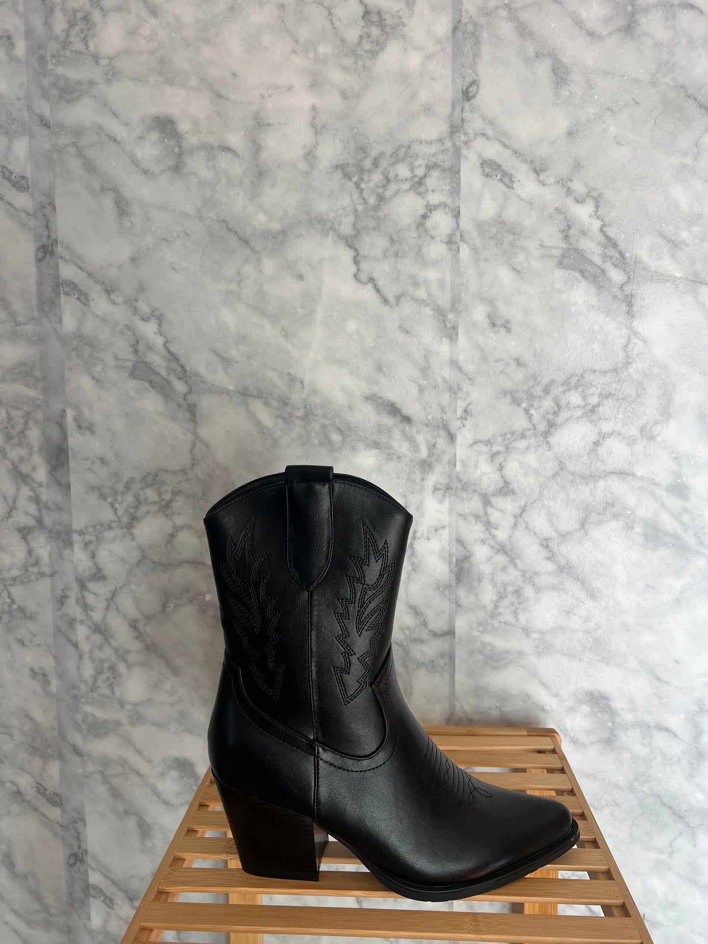 Bota cowboy caña baja negra