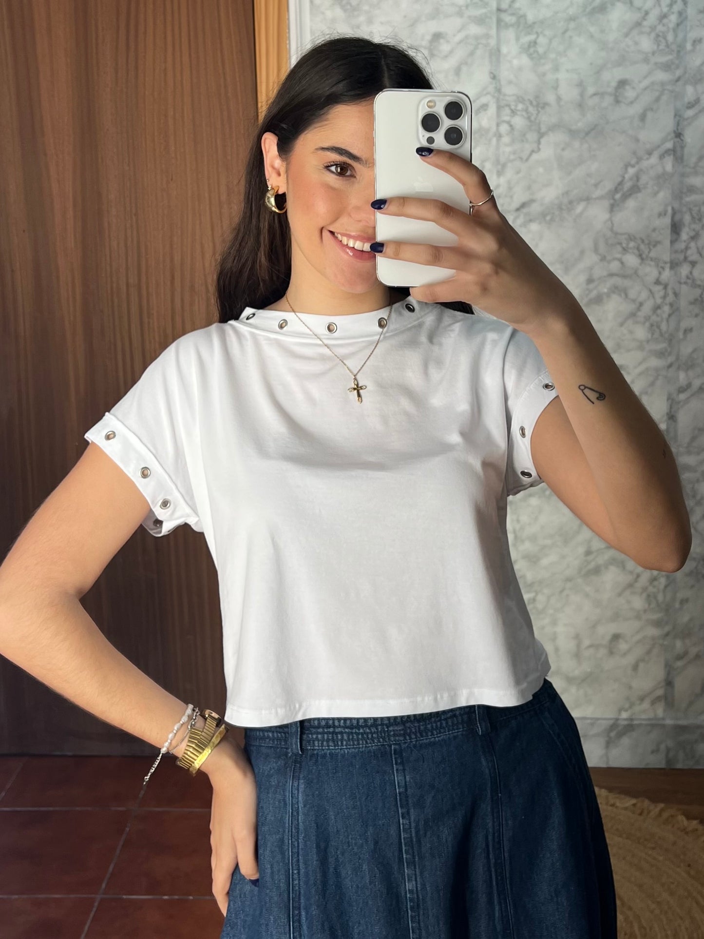 Camiseta cuello tachuelas blanco