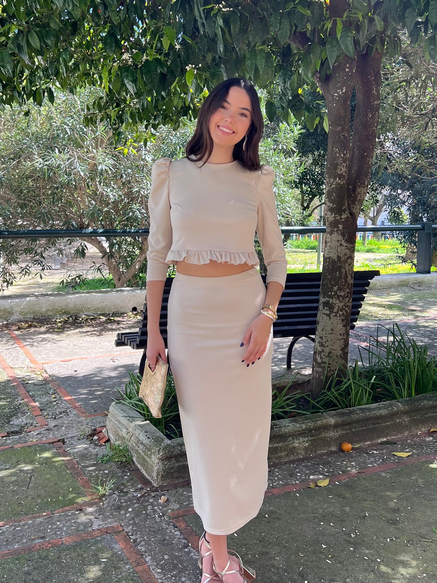 Conjunto top abotonado y falda larga beige