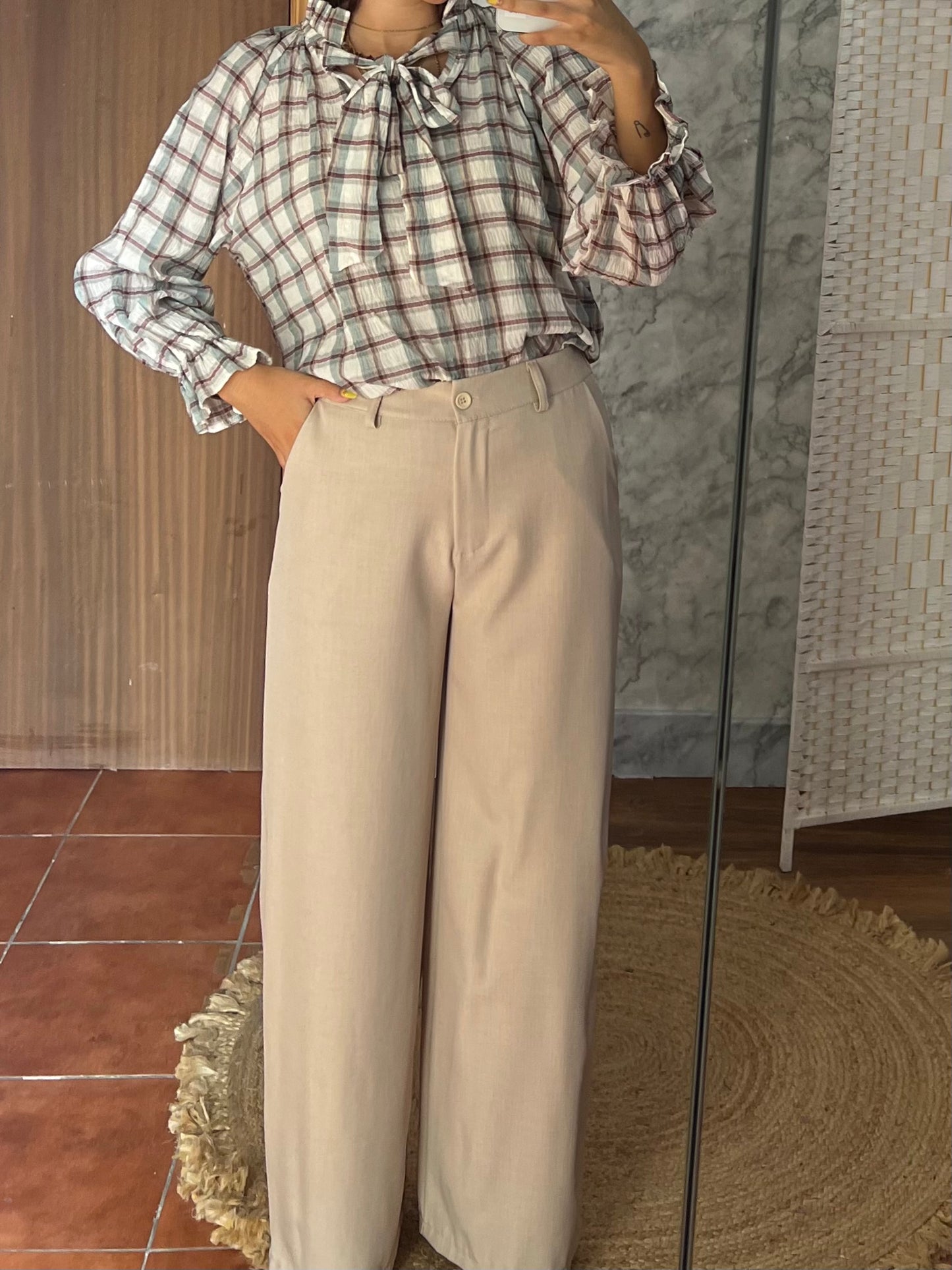 Pantalón tipo traje beige