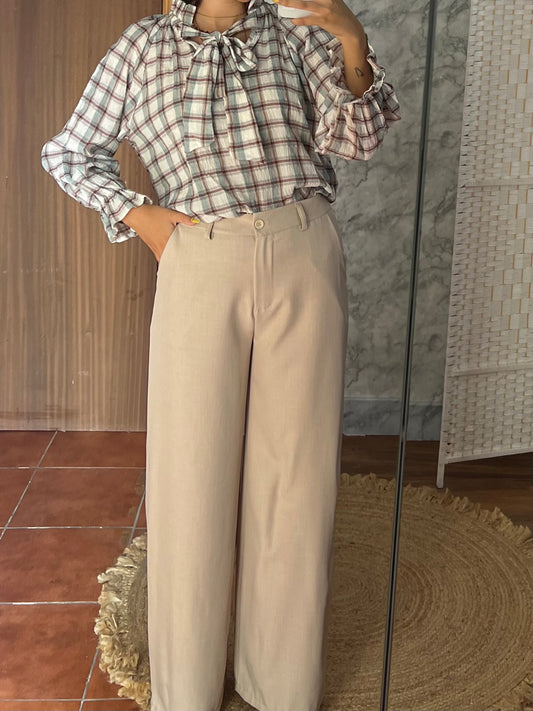 Pantalón tipo traje beige