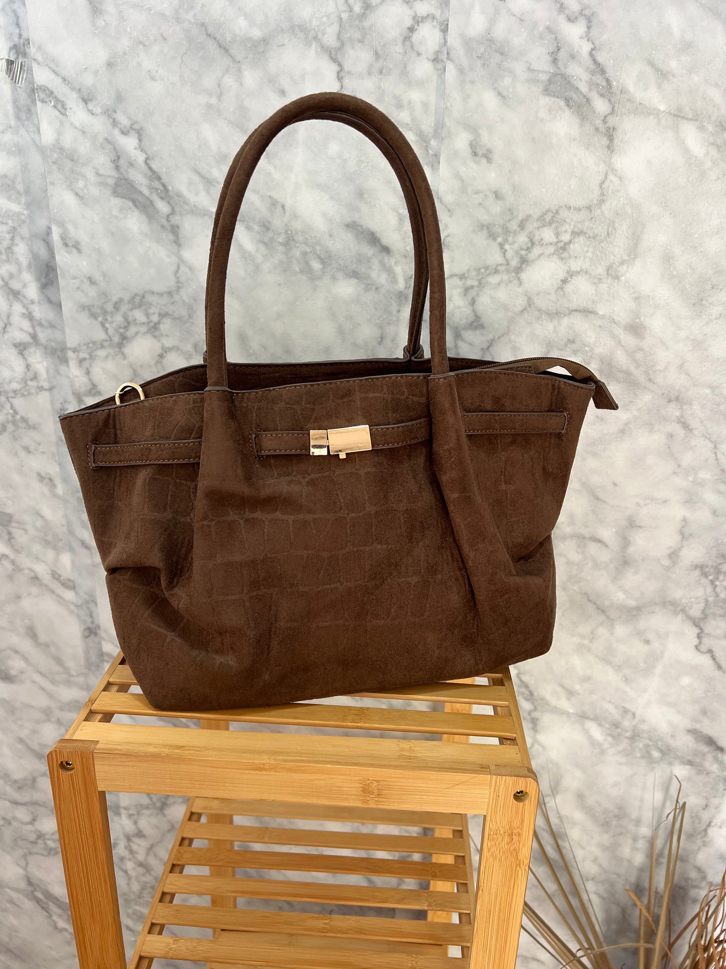 Bolso medio antelina detalle broche oro