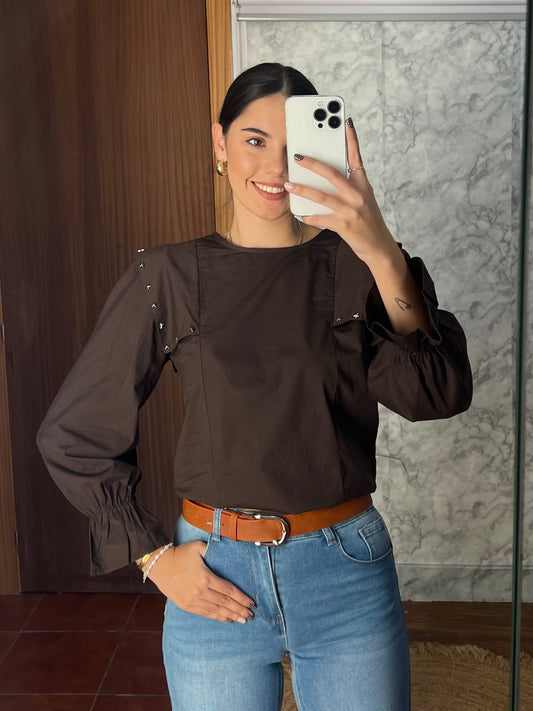 Blusa estructura tachuela estrella