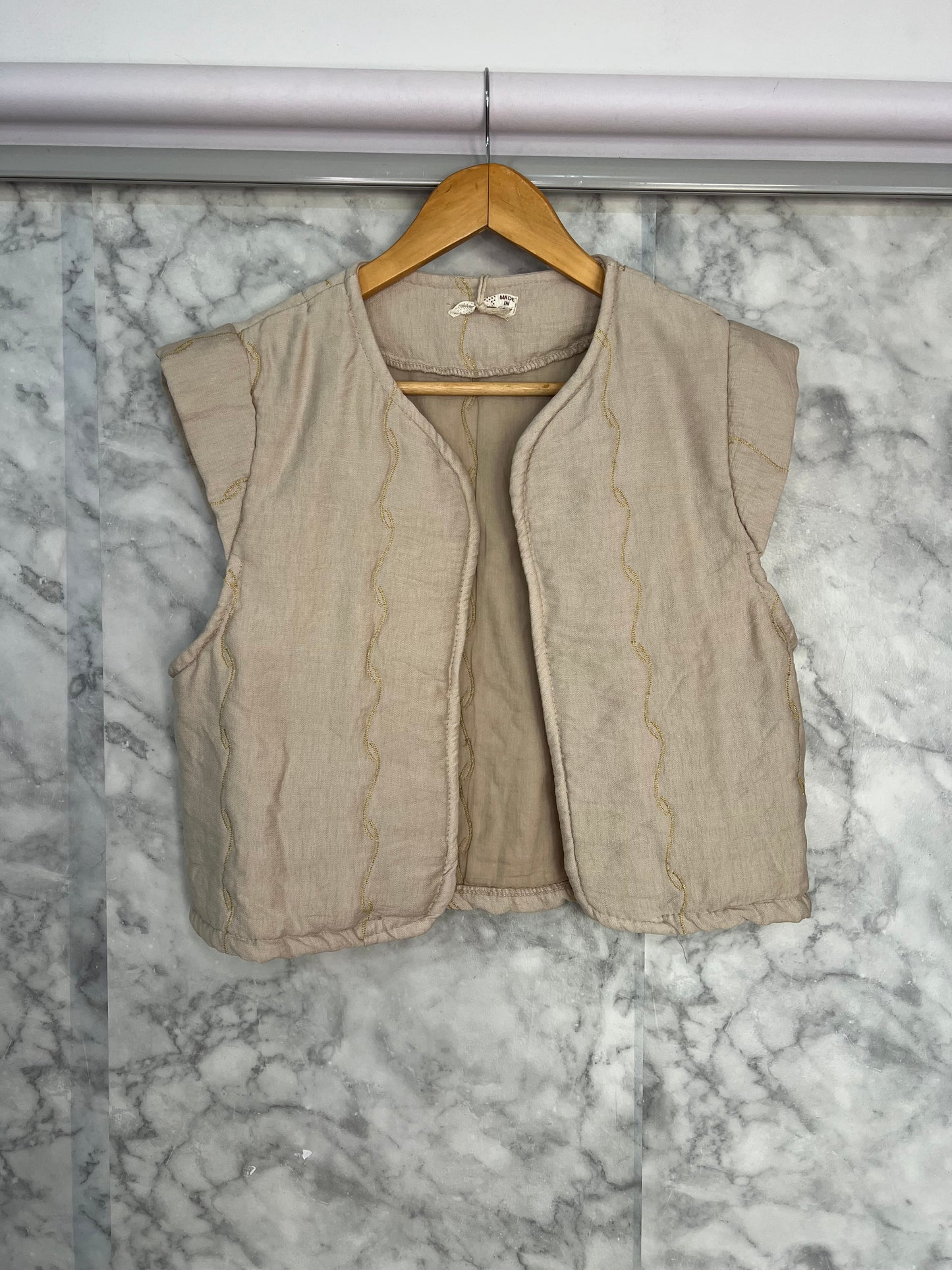 Chaleco acolchado detalle oro beige