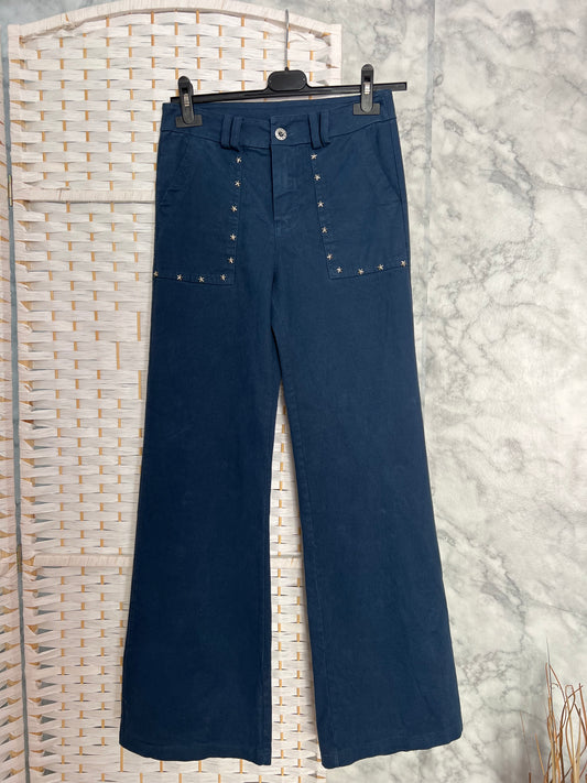 Pantalón recto tachuelas estrella