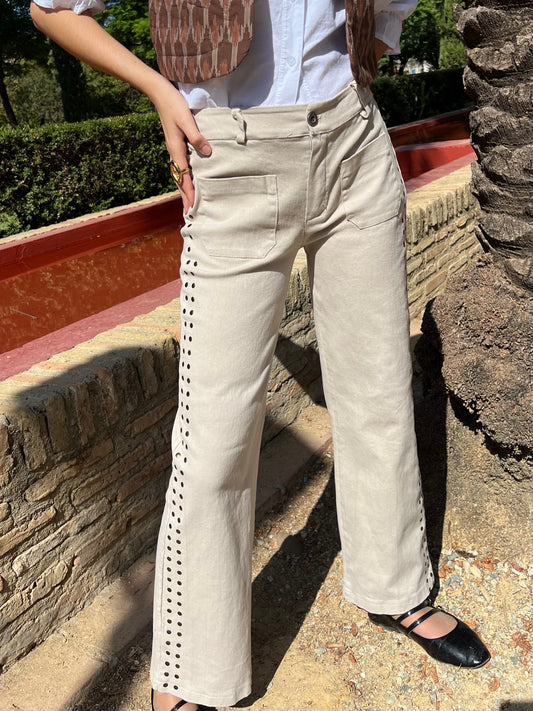 Pantalón tachuelas bolsillo delantero