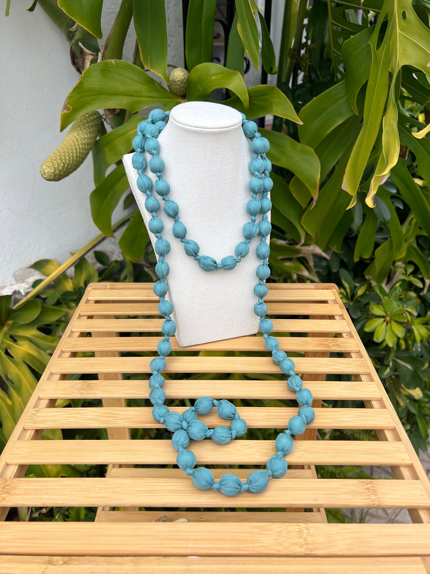 Maxi collar bolas tela agua