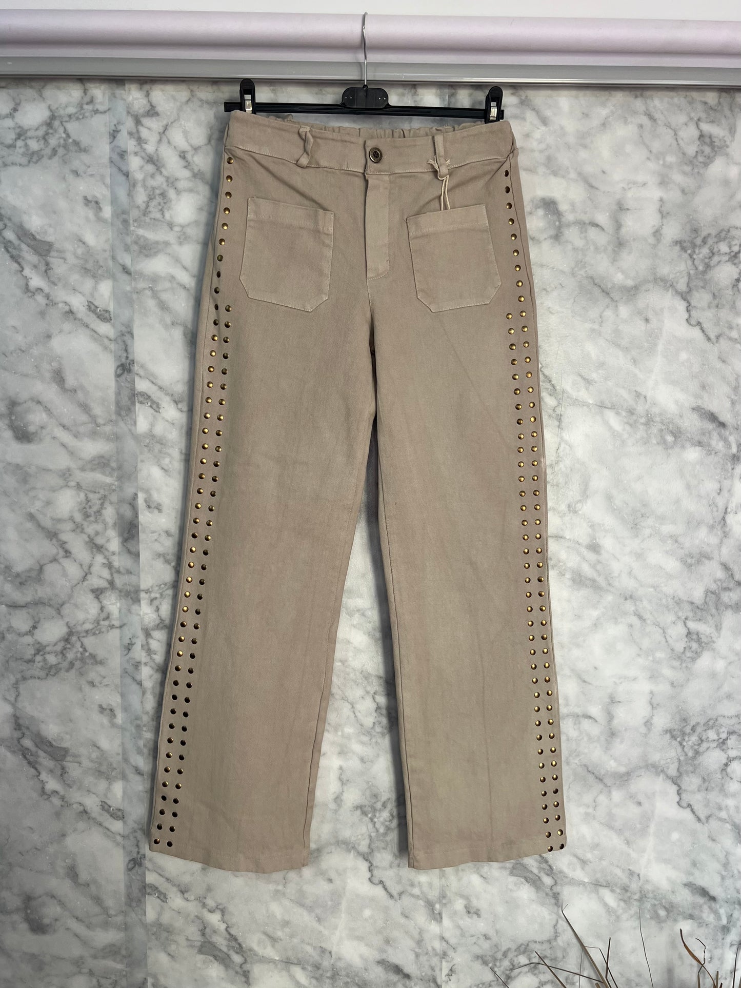 Jeans tachuelas lateral beige