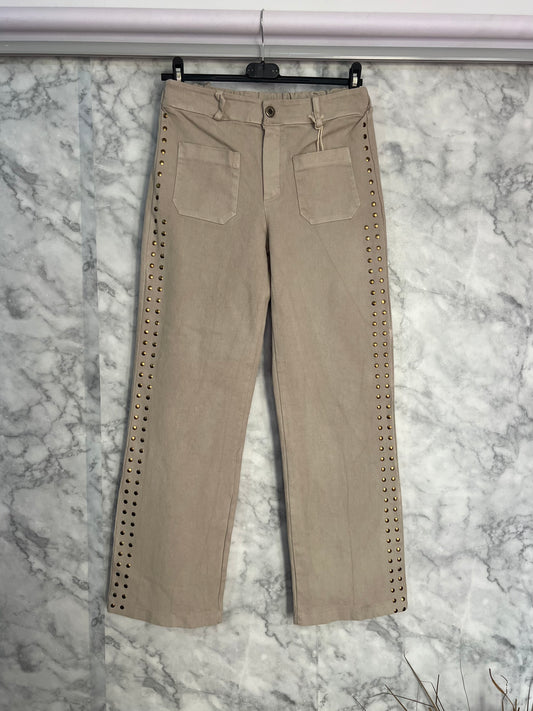 Jeans tachuelas lateral beige