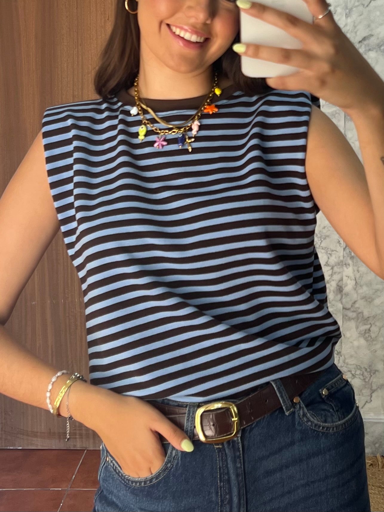 Camiseta hombrera rayas azul-marrón