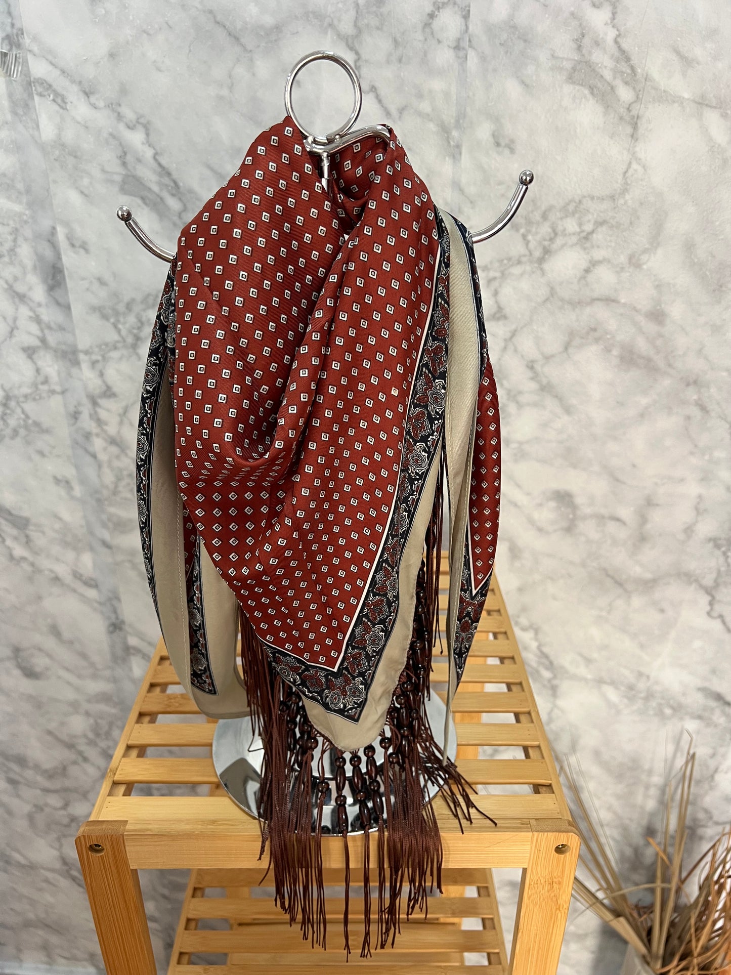 Bandana estampada flecos abalorios
