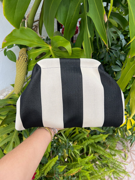 Bolso de mano clutch rayas blanco y negro
