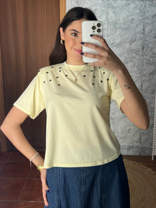 Camiseta hombreras tachuelas amarillo